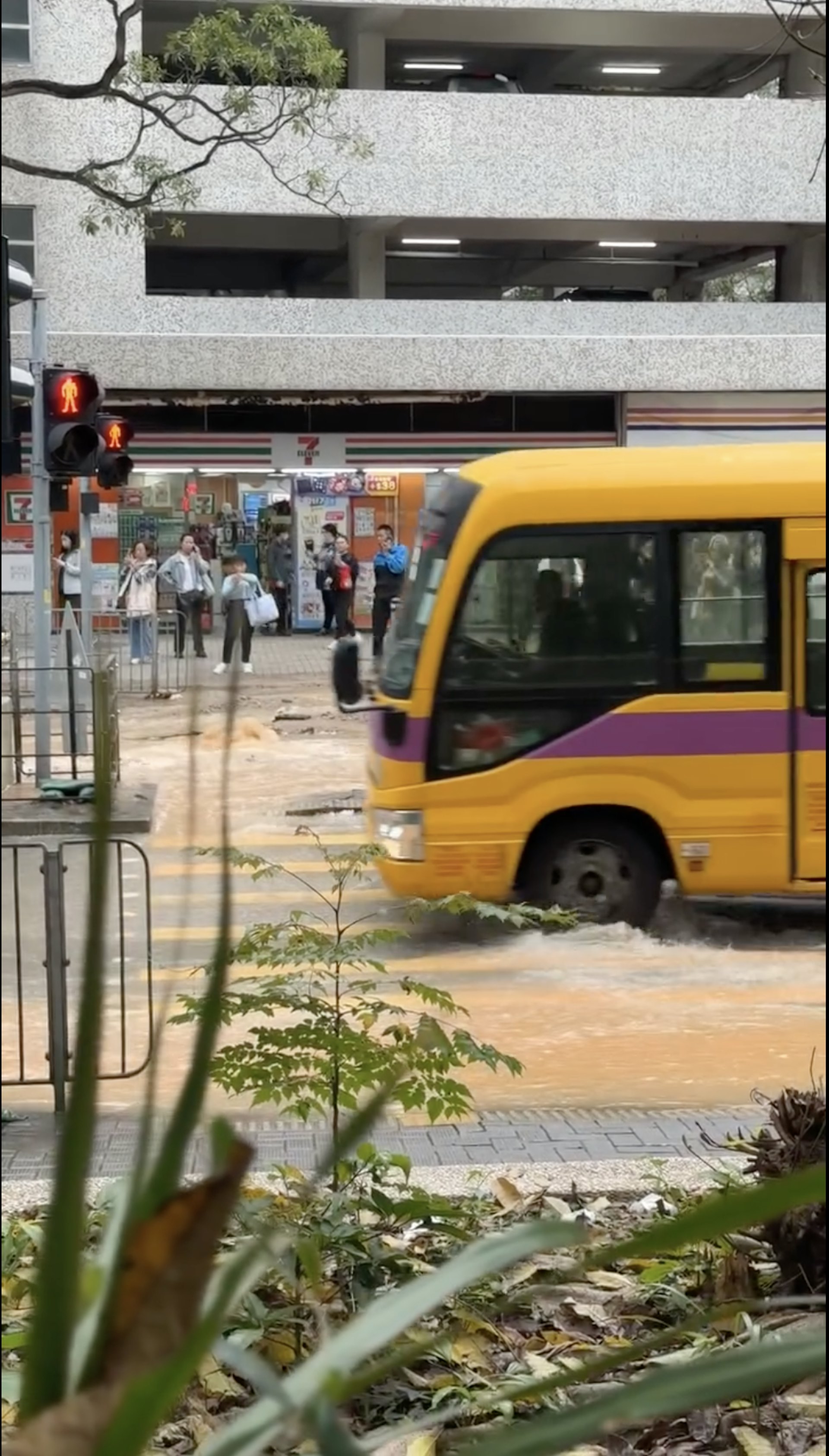 污泥在路面堆積,車輛需涉水而行。(Facebook 小西灣/柴灣/杏花邨電單車🛵關注組 Gary Tong) 污泥在路面堆積,車輛需涉水而行。(Facebook 小西灣/柴灣/杏花邨電單車🛵關注組 Gary Tong)