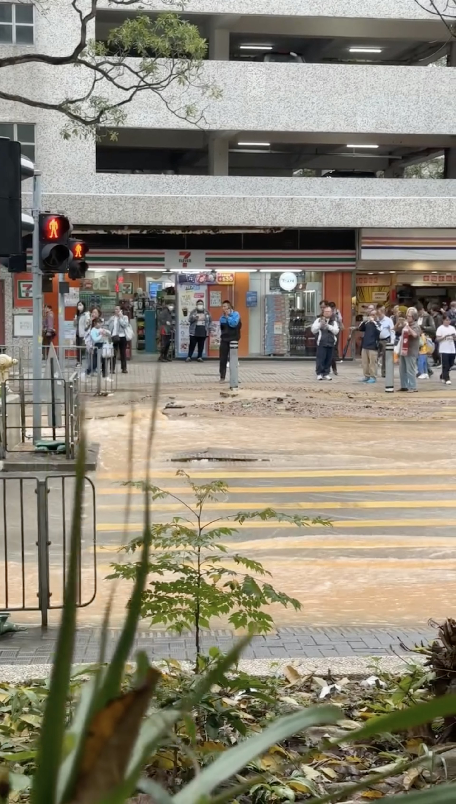 一個行人過路處被水淹沒。(Facebook 小西灣/柴灣/杏花邨電單車🛵關注組 Gary Tong) 一個行人過路處被水淹沒。(Facebook 小西灣/柴灣/杏花邨電單車🛵關注組 Gary Tong)