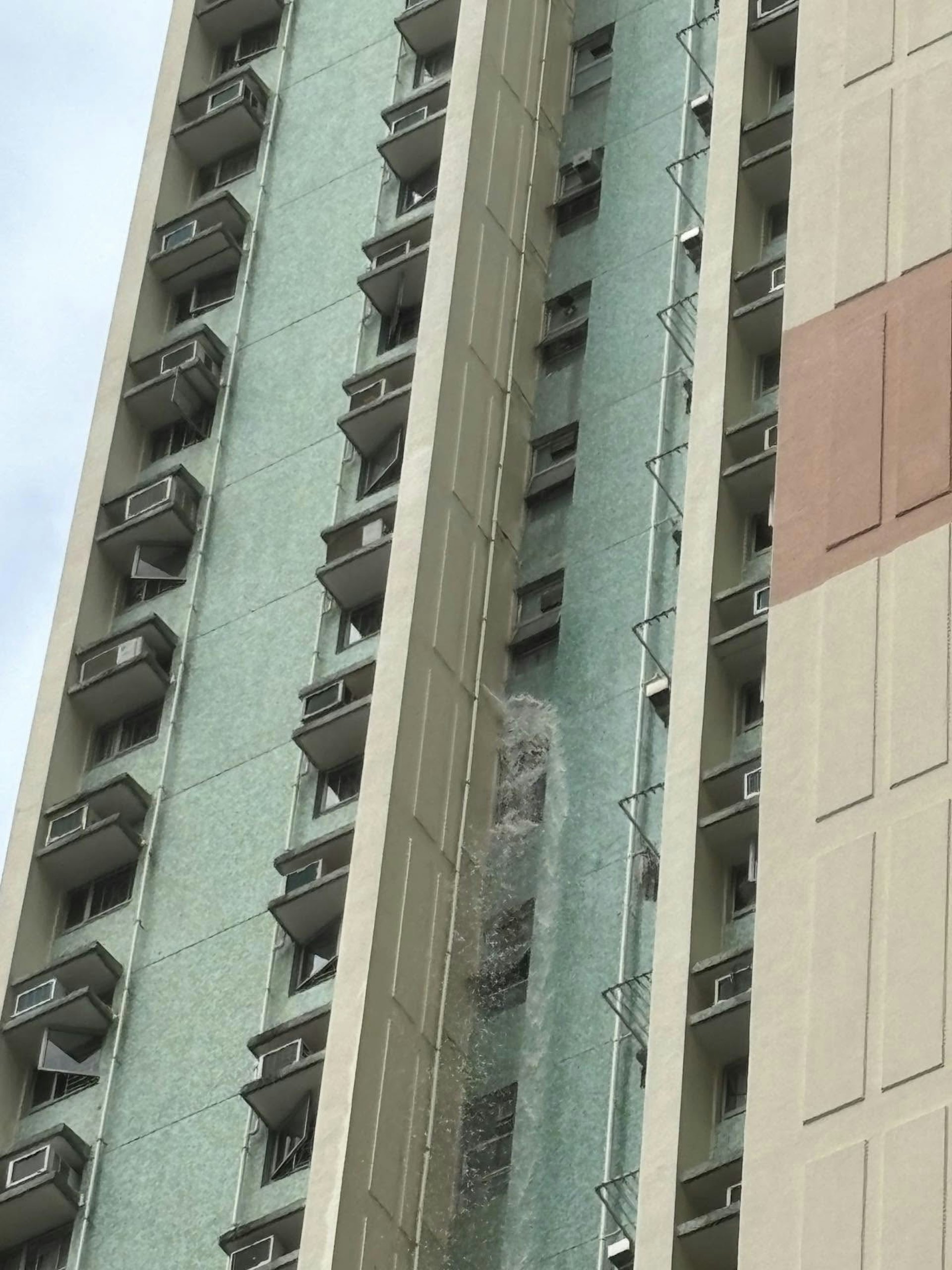 天逸邨其中1個公屋單位外水管湧出清水,懷疑爆裂肇禍。(Threads圖片) 天逸邨其中1個公屋單位外水管湧出清水,懷疑爆裂肇禍。(Threads圖片)
