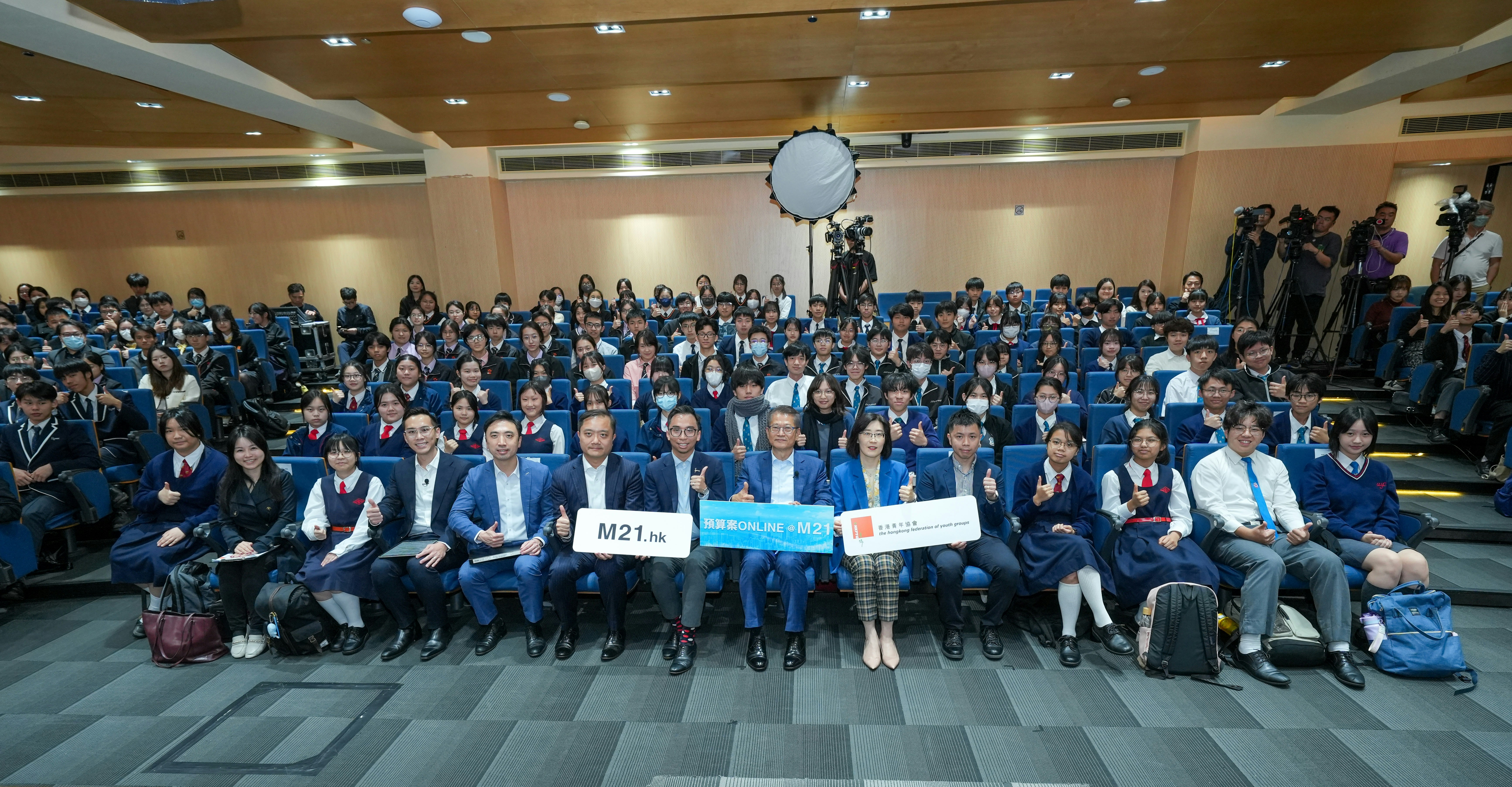 財政司司長陳茂波（前左八）周三（12日）出席青協M21網台「預算案ONLINE@M21」直播節目。（青協提供圖片)