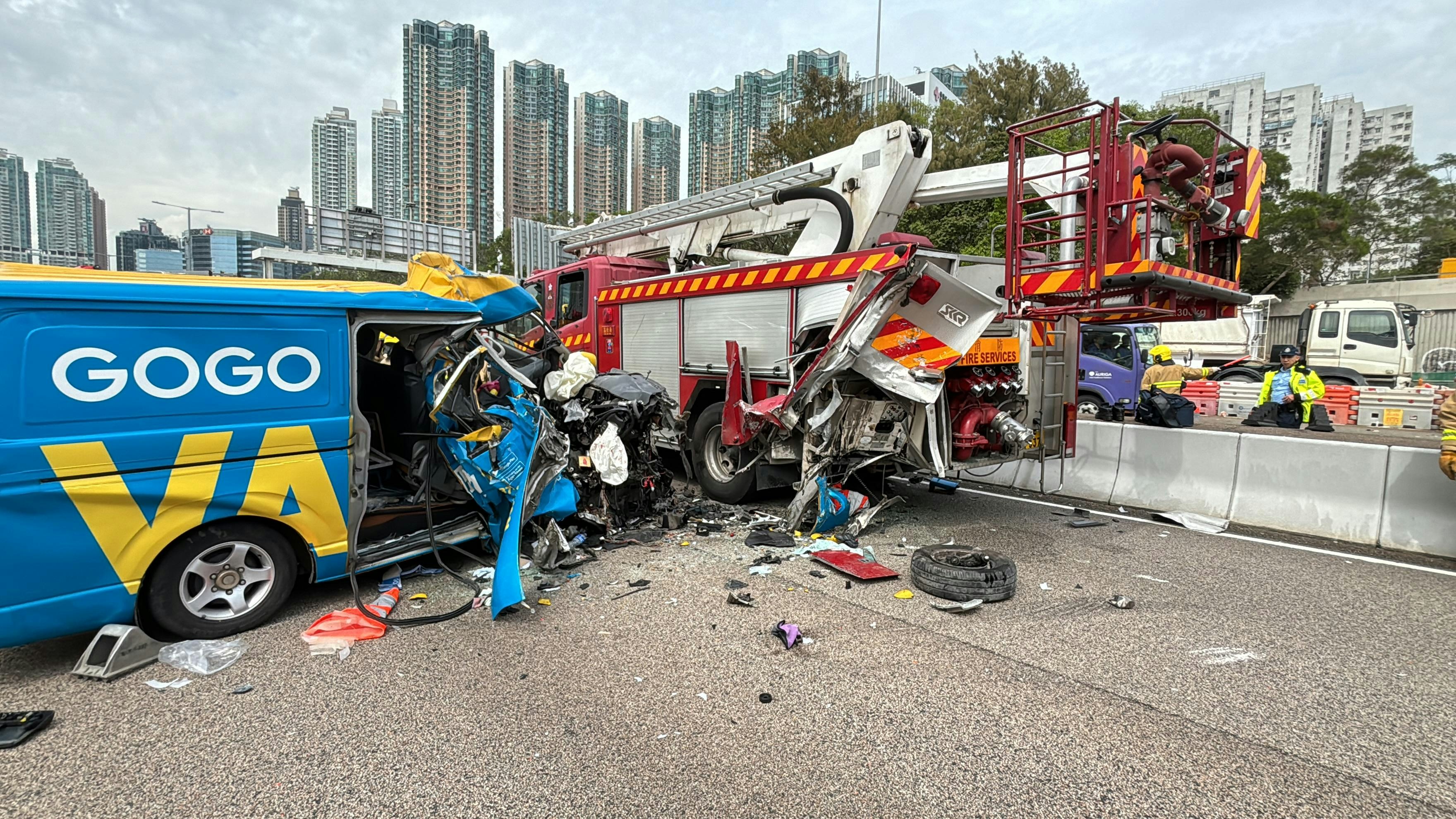 客貨車駛至猛撞消防車左邊車尾,客貨車車頭嚴重損毀。(馬耀文攝)