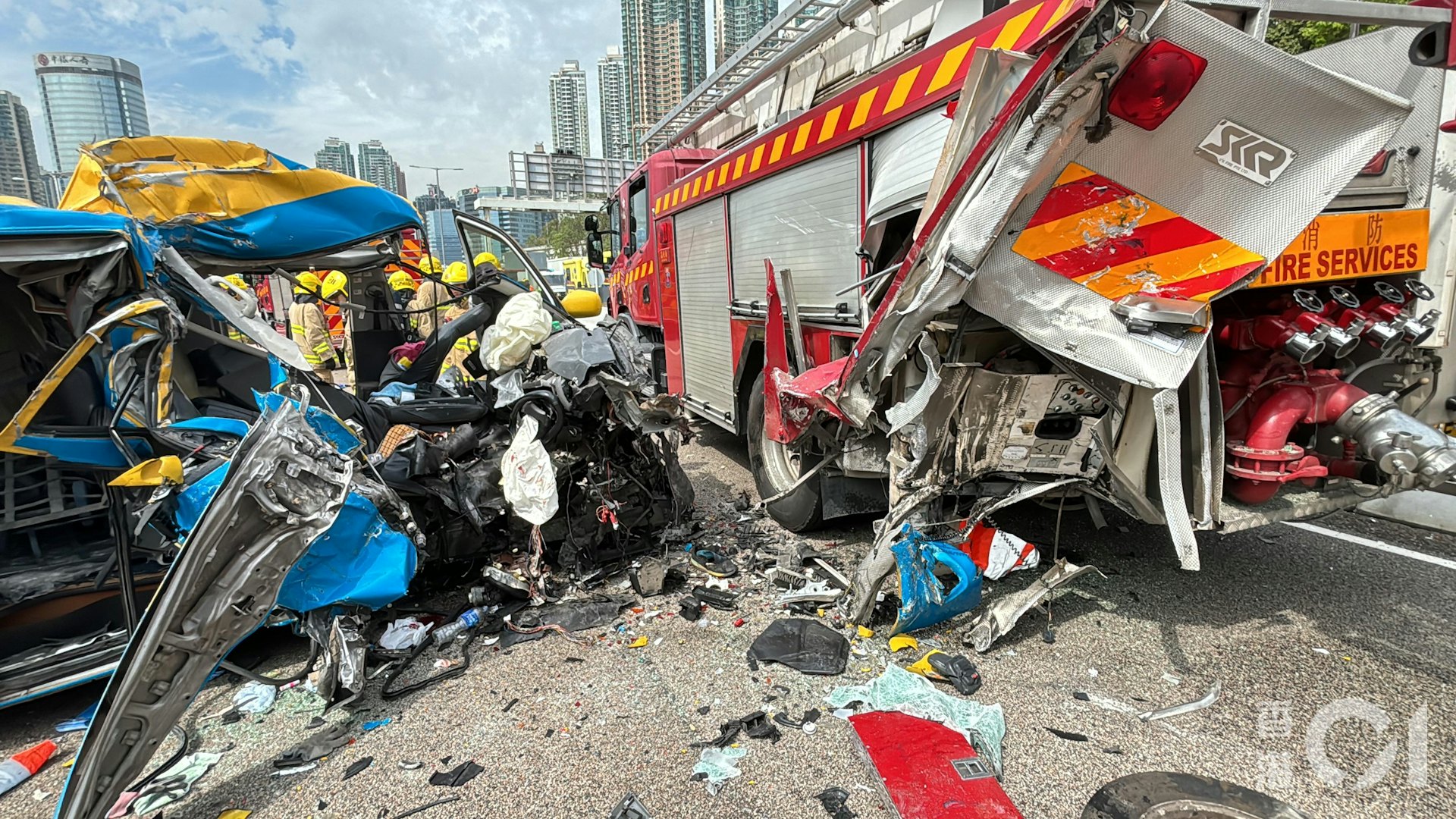 客貨車猛撞消防車左邊車尾,司機昏迷送往醫院搶救。(馬耀文攝)