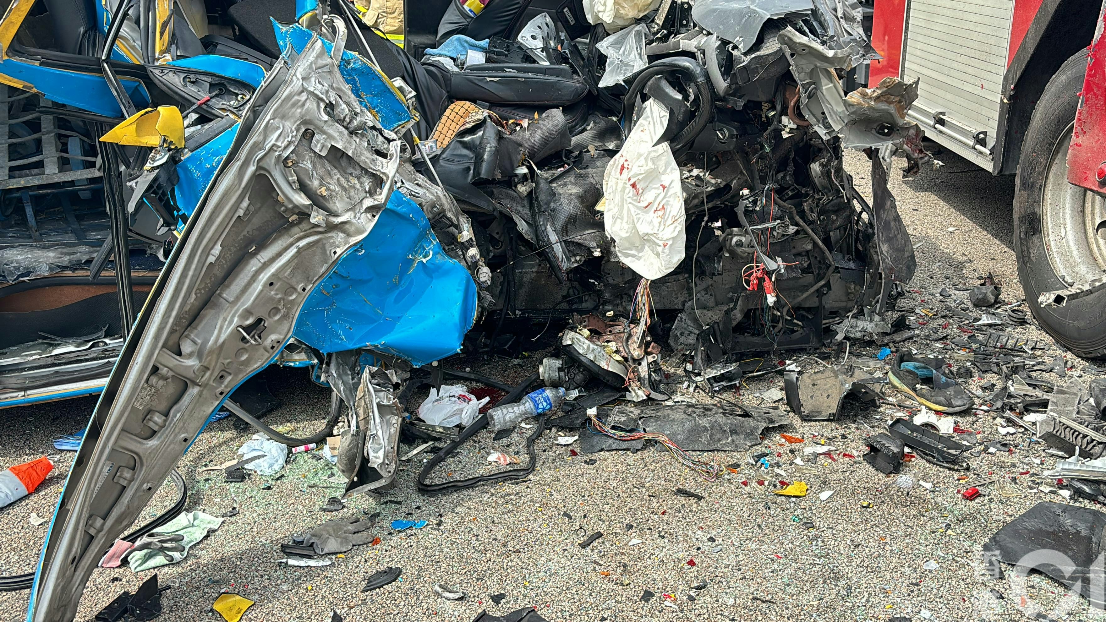 客貨車車頭嚴重損毀，雜物、碎片散落一地。（馬耀文攝）