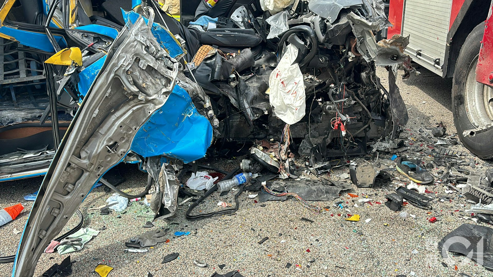 客貨車車頭嚴重損毀,雜物、碎片散落一地。(馬耀文攝)