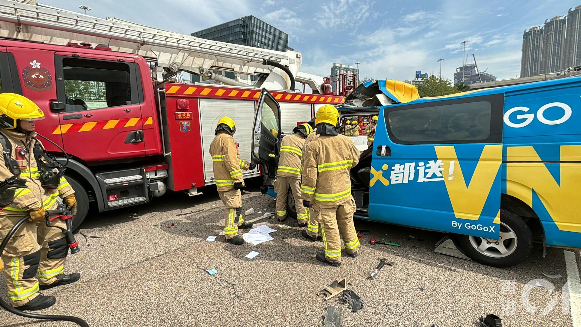 消防員隨即救援,將傷者送往廣華醫院搶救。(馬耀文攝)