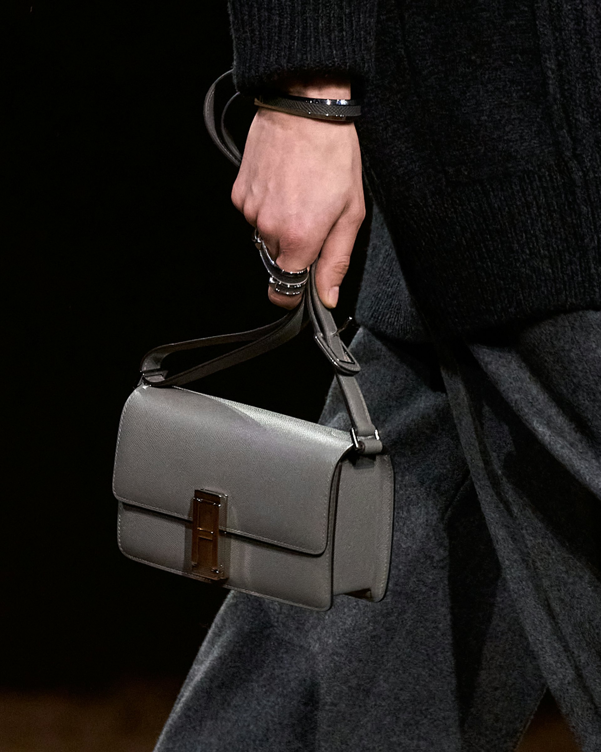 巴黎時裝周2025秋冬系列重點手袋1. Hermès - H字手袋 (Hermès提供) 巴黎時裝周2025秋冬系列重點手袋1. Hermès - H字手袋 (Hermès提供)