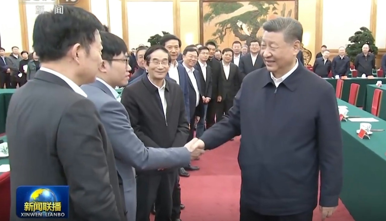 國家主席習近平2月17日出席民營企業座談會,與Deepseek創辦人梁文鋒握手。(影片截圖) 國家主席習近平2月17日出席民營企業座談會,與Deepseek創辦人梁文鋒握手。(影片截圖)