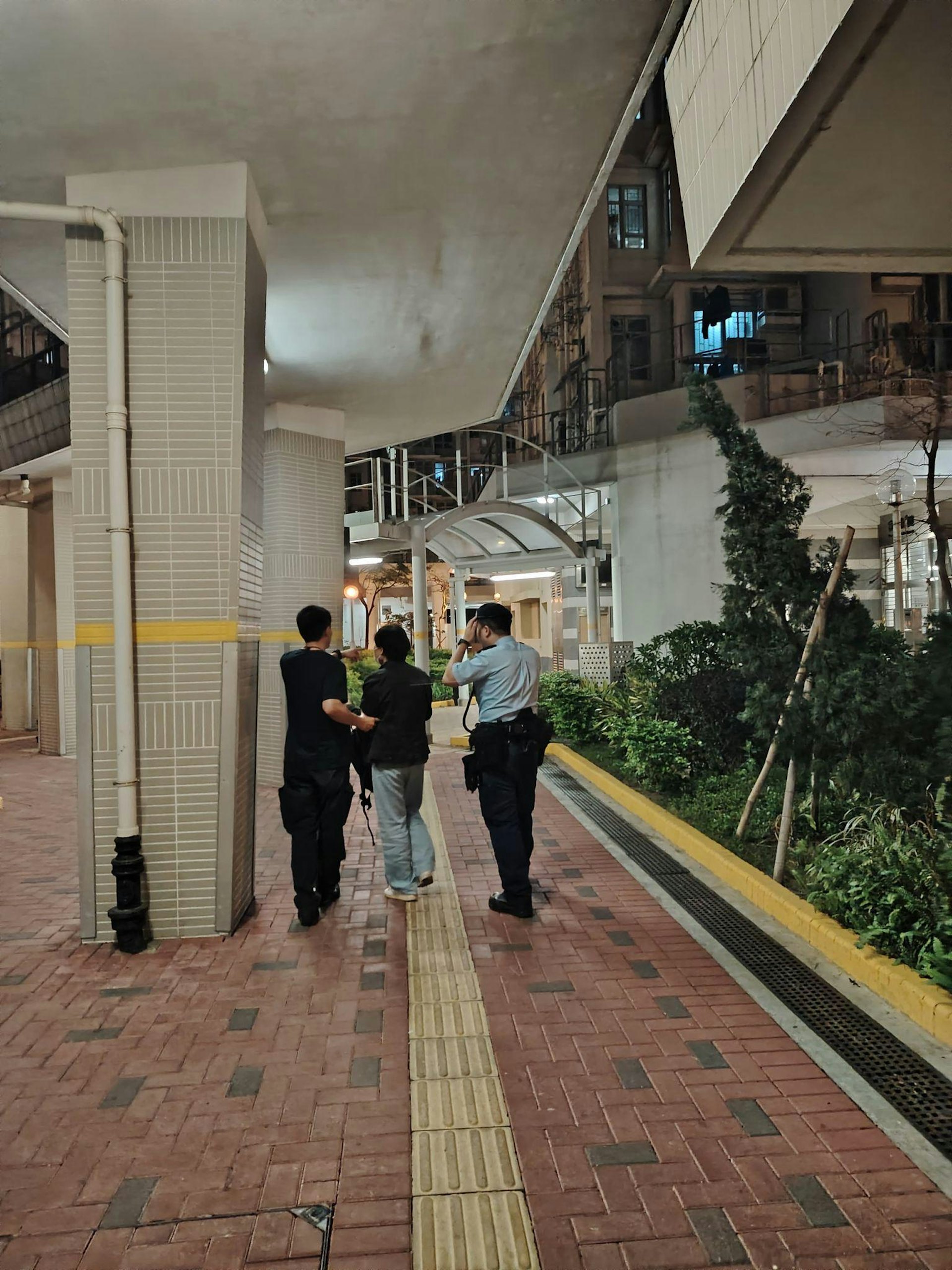 東九龍衝鋒隊巡邏期間,於大有街發現一名61歲婦人獨自徘徊,警員隨即親自護送她安全返回啟晴邨住所。(警方提供) 東九龍衝鋒隊巡邏期間,於大有街發現一名61歲婦人獨自徘徊,警員隨即親自護送她安全返回啟晴邨住所。(警方提供)