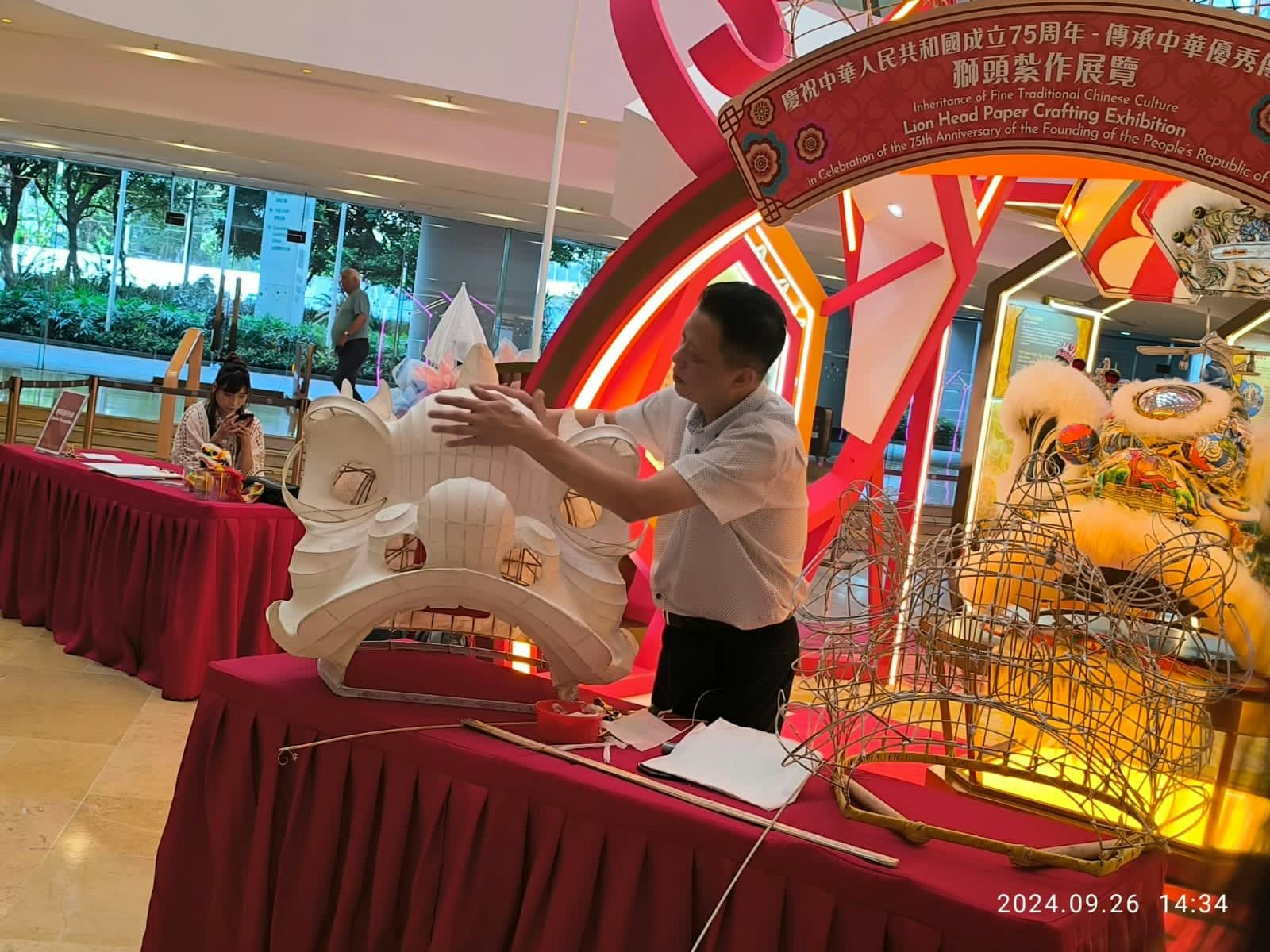 夏中建師傅從事從事紮作行業超過 40年，以精湛技藝和創新設計聞名。