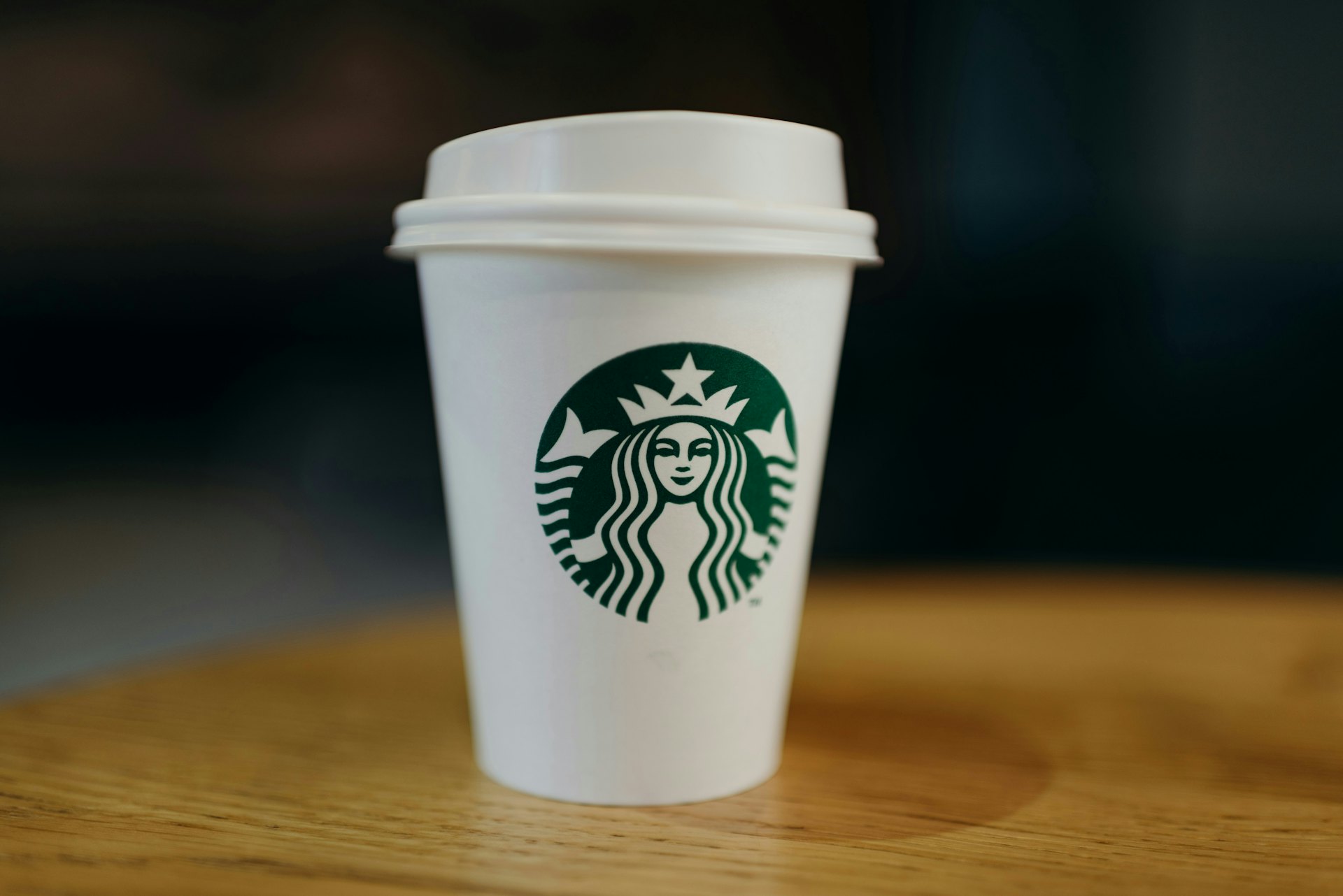 外賣司機指控Starbucks未盡安全義務,未妥善固定熱飲杯蓋,導致這場悲劇發生。(unsplash@sirbusorin) 外賣司機指控Starbucks未盡安全義務,未妥善固定熱飲杯蓋,導致這場悲劇發生。(unsplash@sirbusorin)