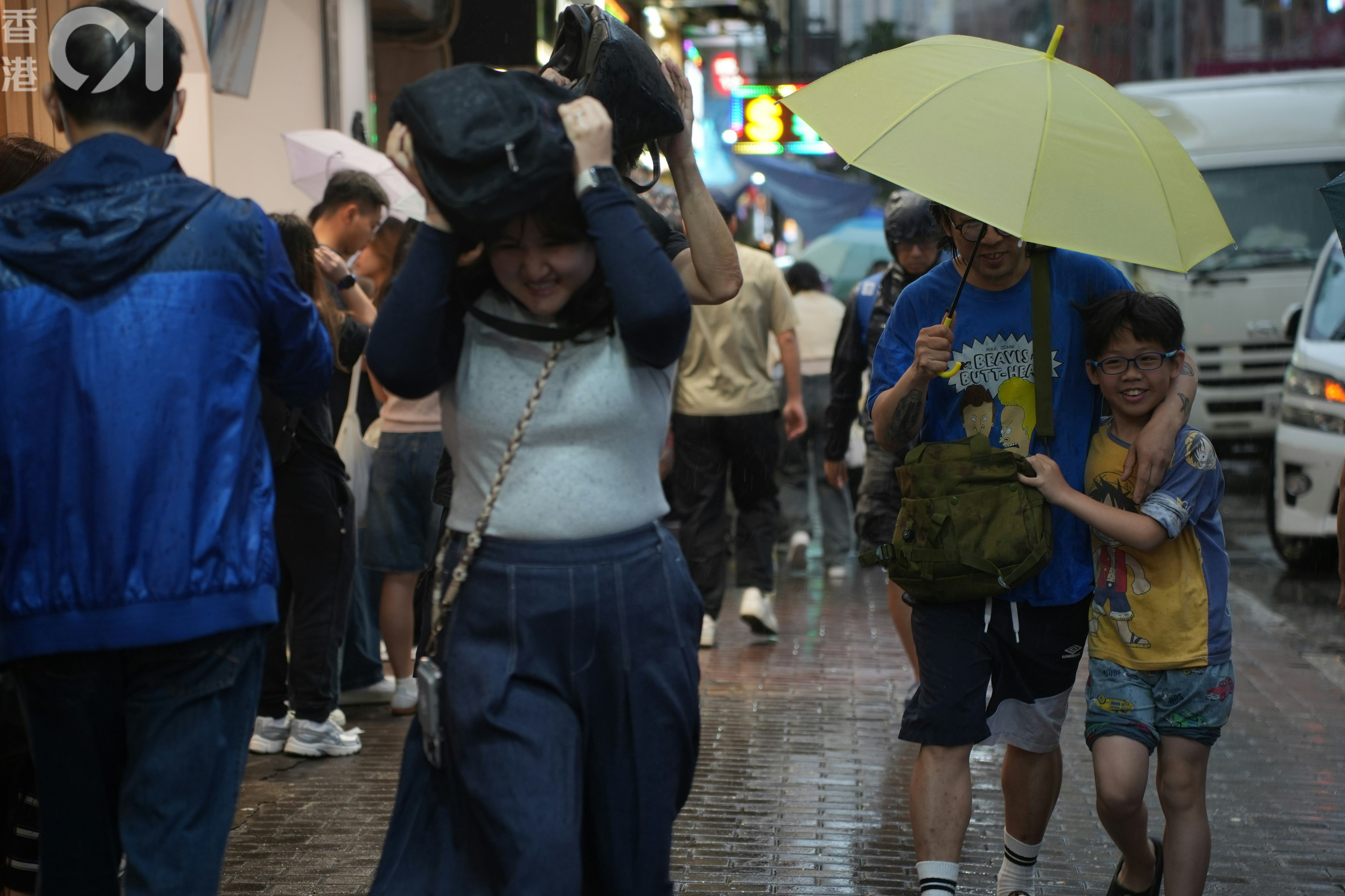 今年首個黃雨警告 較去年快一個月 天文台：唔算早得滯