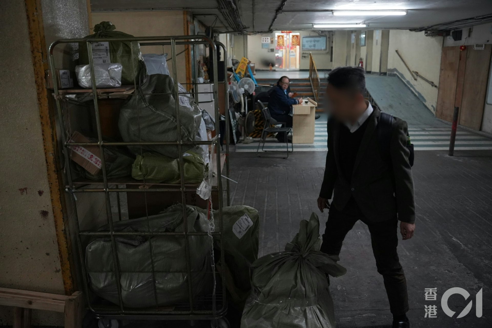 葉先生指,貨物除了被放在店外的籠車內,亦被放在商場平台等地方,無人看管。(左朗星攝) 葉先生指,貨物除了被放在店外的籠車內,亦被放在商場平台等地方,無人看管。(左朗星攝)