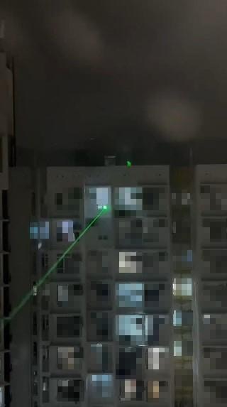 有屯門和田邨居民於網上發文批評，邨內有頂層單位住戶使用鐳射筆在窗外胡亂掃射。（fb群組「菁田邨 和田邨 街坊互助群」影片截圖）