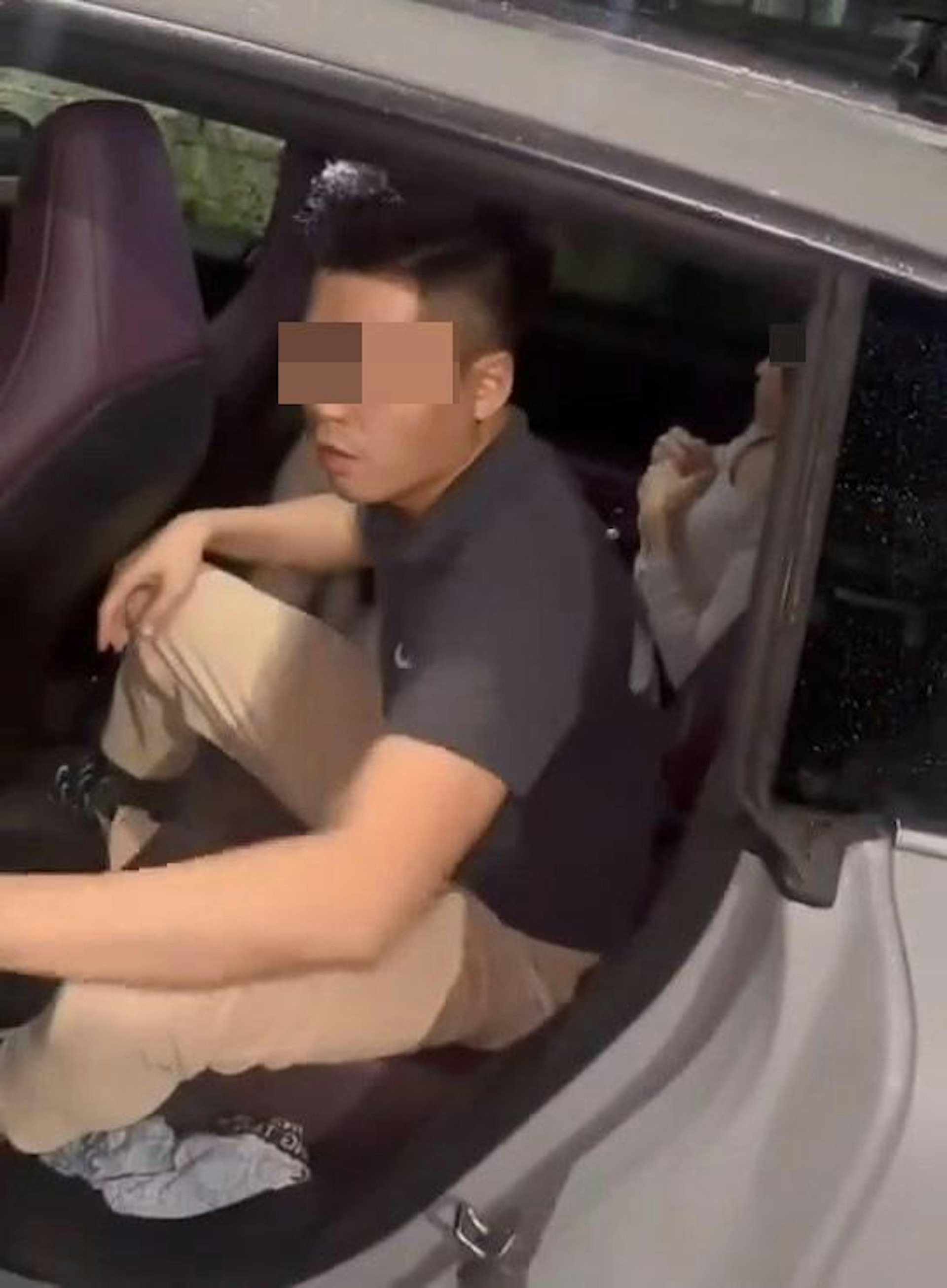 本港網絡瘋傳1段「車震捉姦」影片,見到有「正室」人妻帶隊「捉姦」,當場撞破丈夫與小三在的私車內疑似「車震」。(影片截圖)