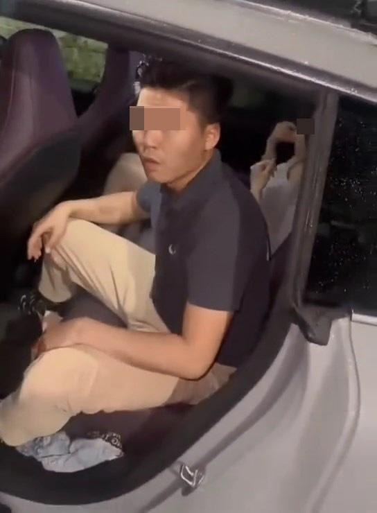 丈夫極速穿上褲子，坐在旁邊的小三亦即時穿上裙子整理頭髮及衣服。（影片截圖）