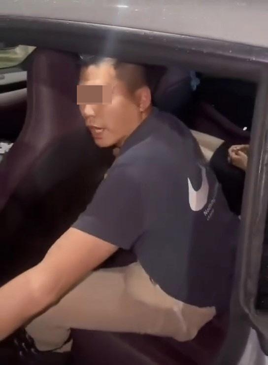 想關上車門，但被妻子阻礙。（影片截圖）