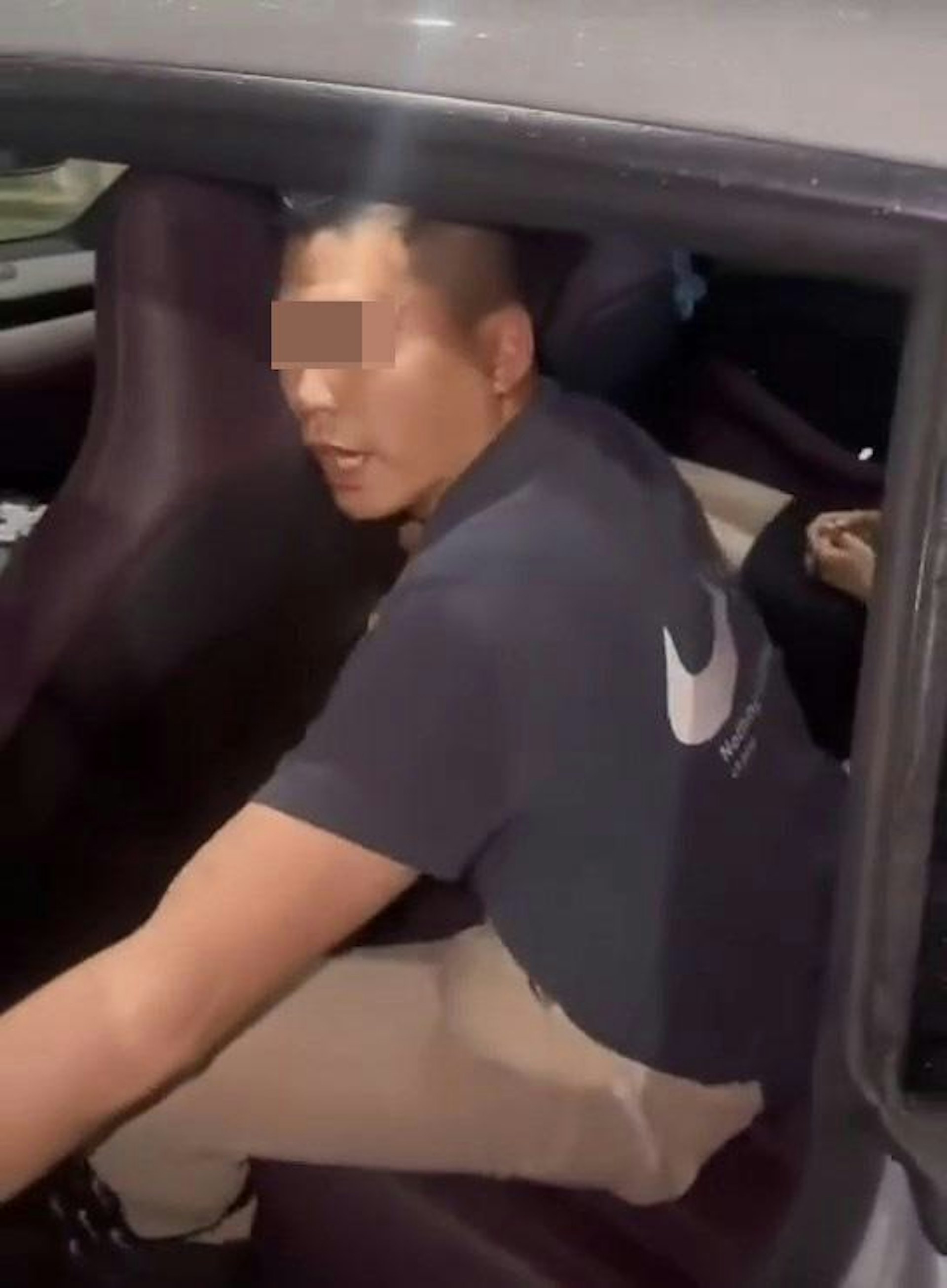 想關上車門,但被妻子阻礙。(影片截圖)