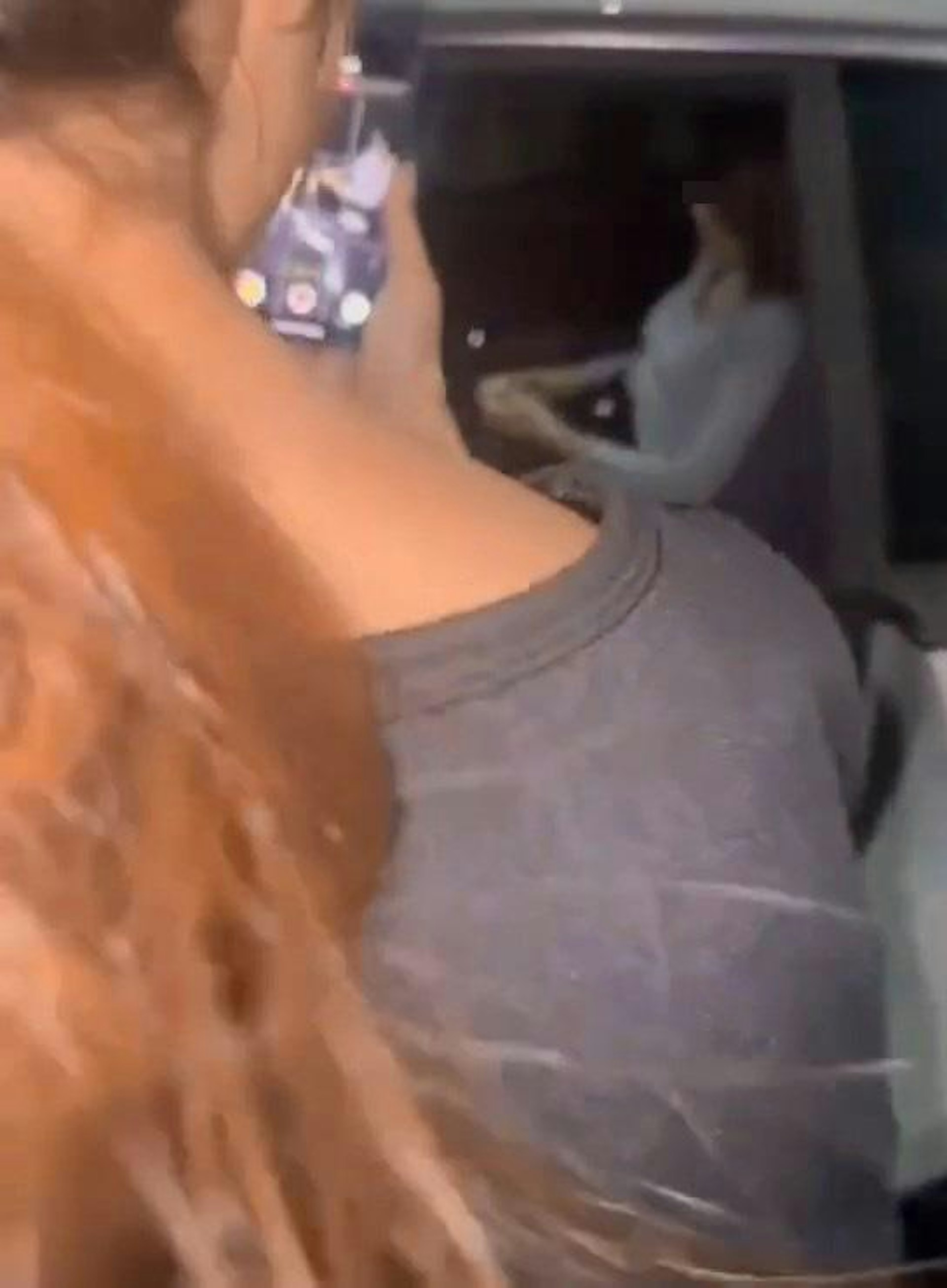 雙方不斷重複「做乜嘢啫?」、「我問你喺度做乜嘢!」互想質問,而在旁的小三未有出聲。(影片截圖)