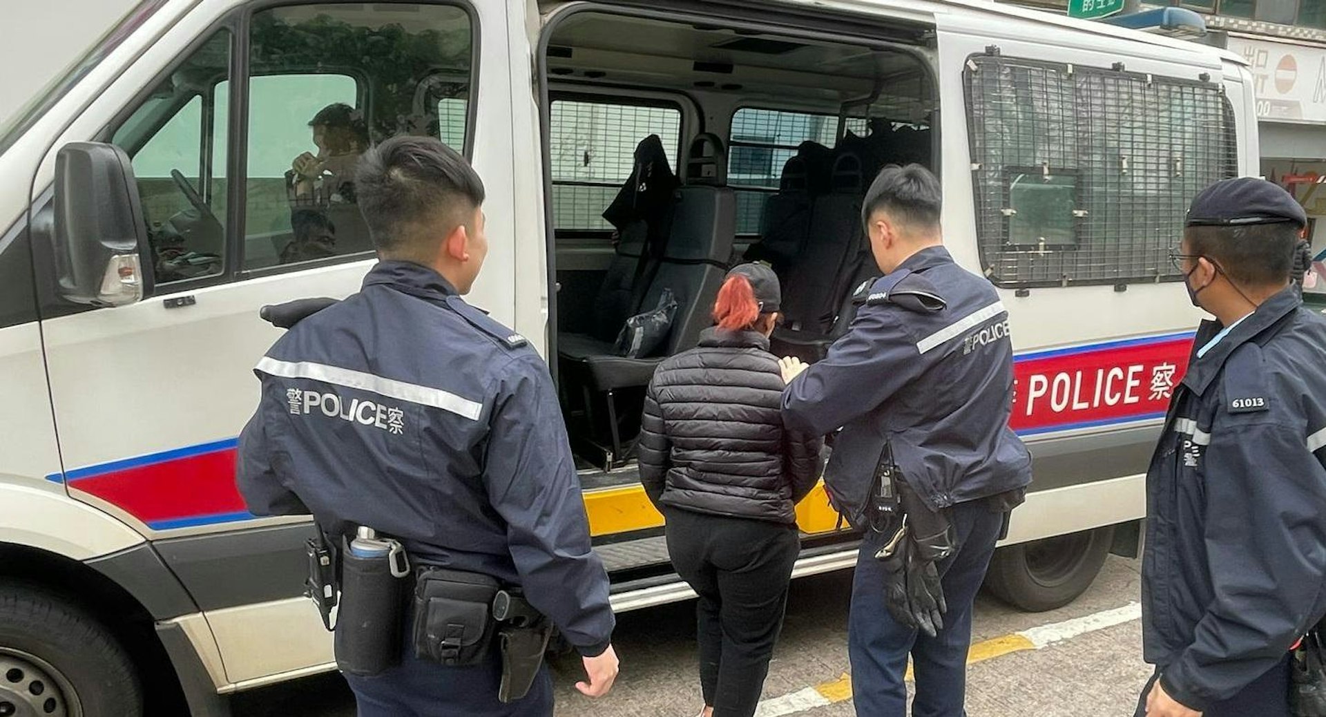 執法人員在反黑工行動中拘捕16人,當中包括僱主。(警方圖片) 執法人員在反黑工行動中拘捕16人,當中包括僱主。(警方圖片)