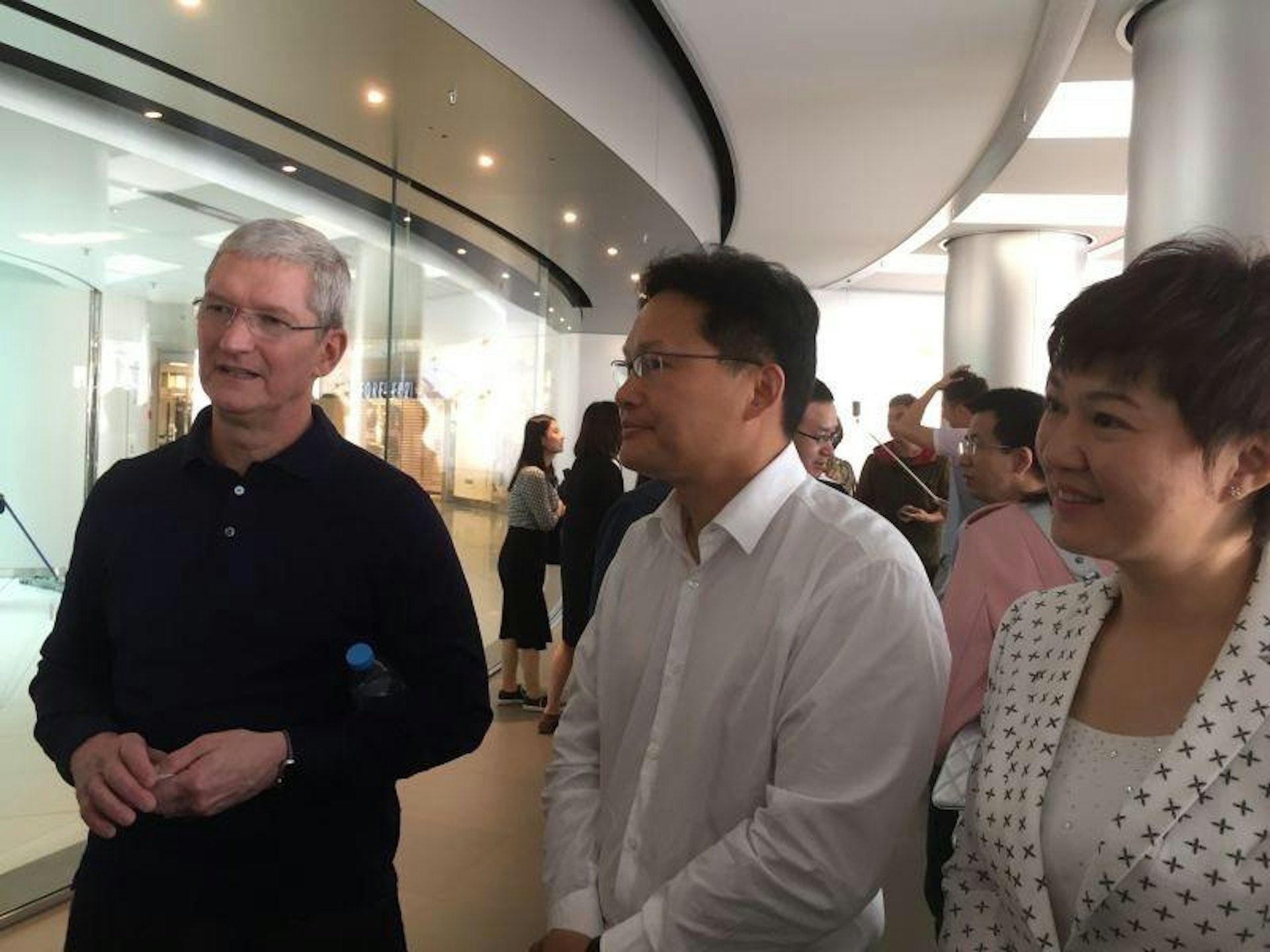 戈峻與蘋果行政總裁庫克合影。(受訪者提供) 戈峻與蘋果行政總裁庫克合影。(受訪者提供)