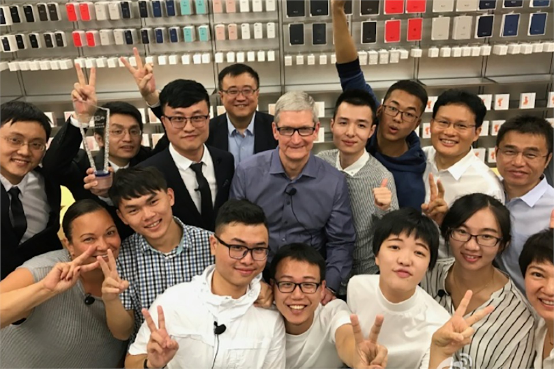 戈峻與蘋果行政總裁庫克合影。(受訪者提供) 戈峻與蘋果行政總裁庫克合影。(受訪者提供)