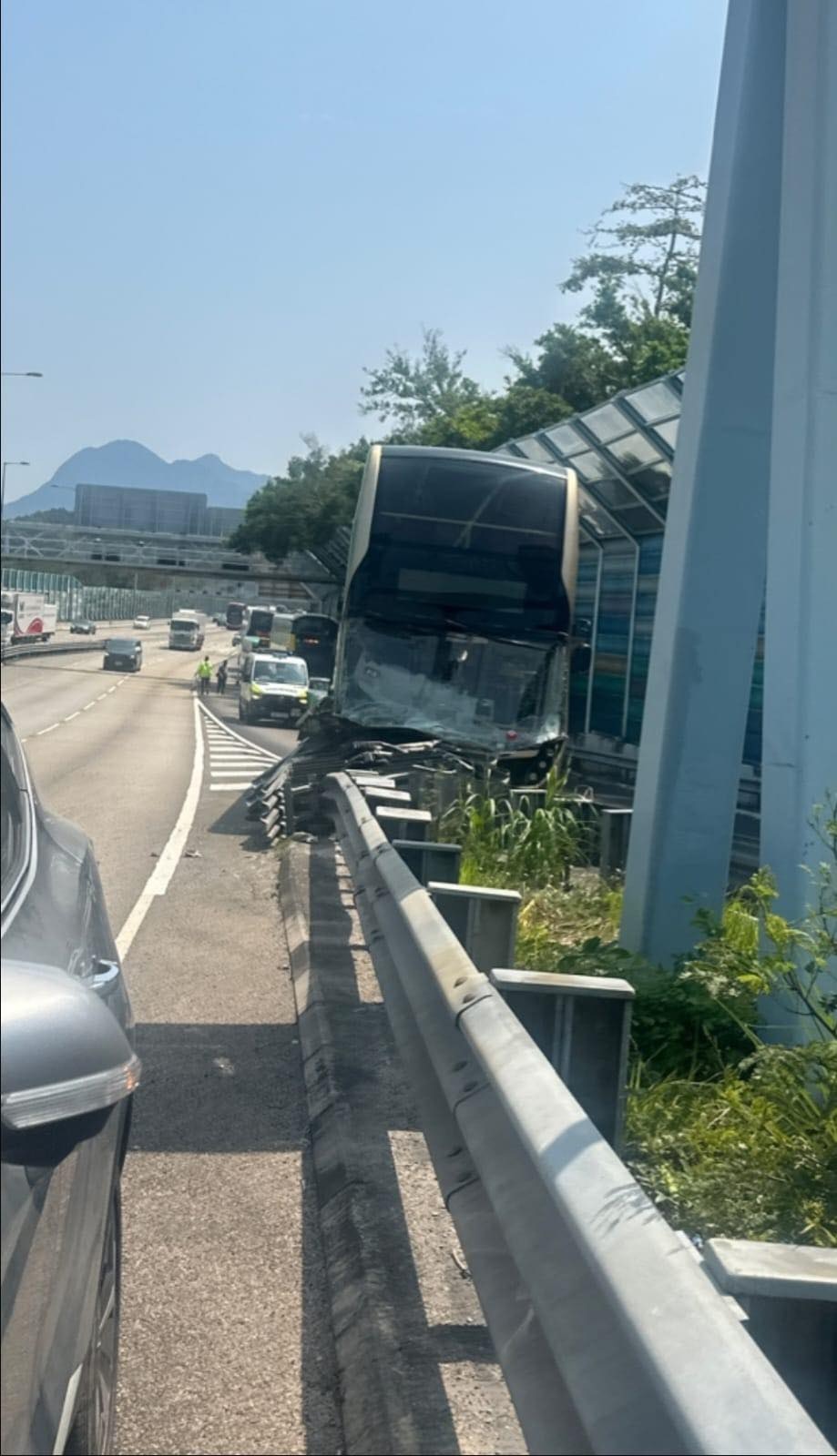 大埔吐露港公路九巴撞壆，最少10人受傷。（網上圖片）