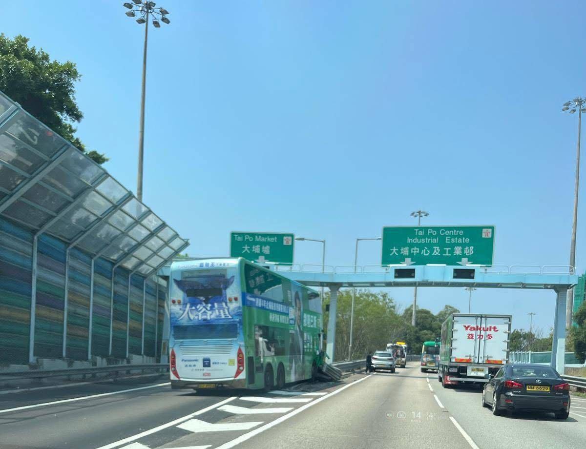 九巴撞路中風琴式石壆，多人受傷。（Facebook圖片）