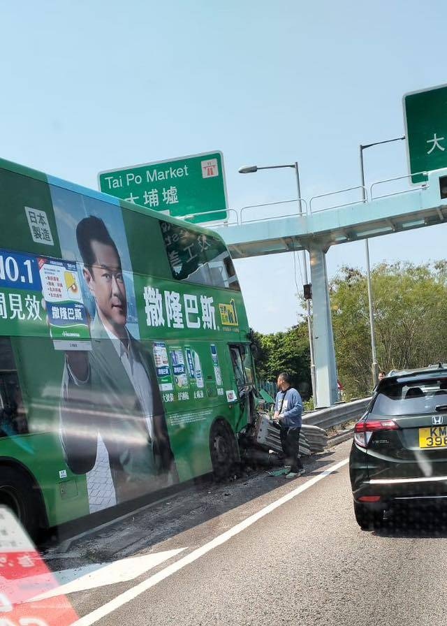 九巴撞路中風琴式石壆，多人受傷。（Facebook圖片）