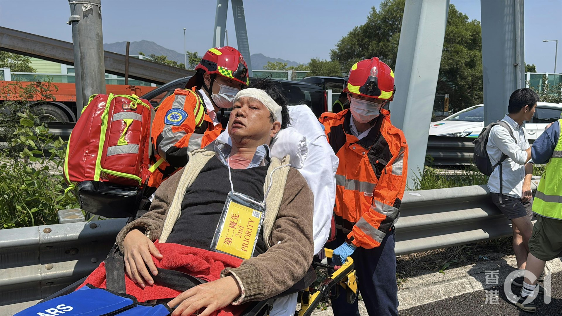 意外造成逾10人受傷。(蔡正邦攝)