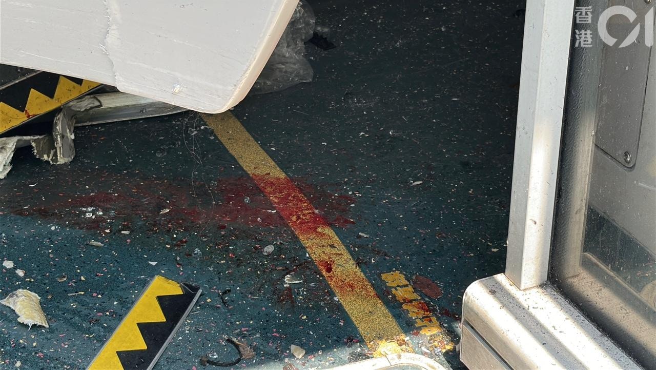 駕駛座近上車拍卡位遺下一攤血迹，下層座椅歪倒，甚至整個甩脫。（羅敏妍攝）