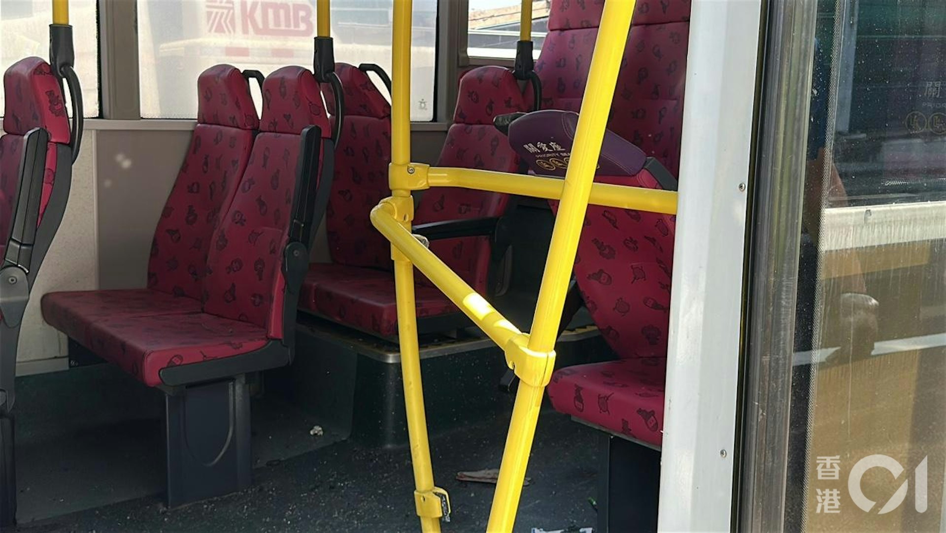 駕駛座近上車拍卡位遺下一攤血迹,下層座椅歪倒,甚至整個甩脫。(蔡正邦攝) 駕駛座近上車拍卡位遺下一攤血迹,下層座椅歪倒,甚至整個甩脫。(蔡正邦攝)