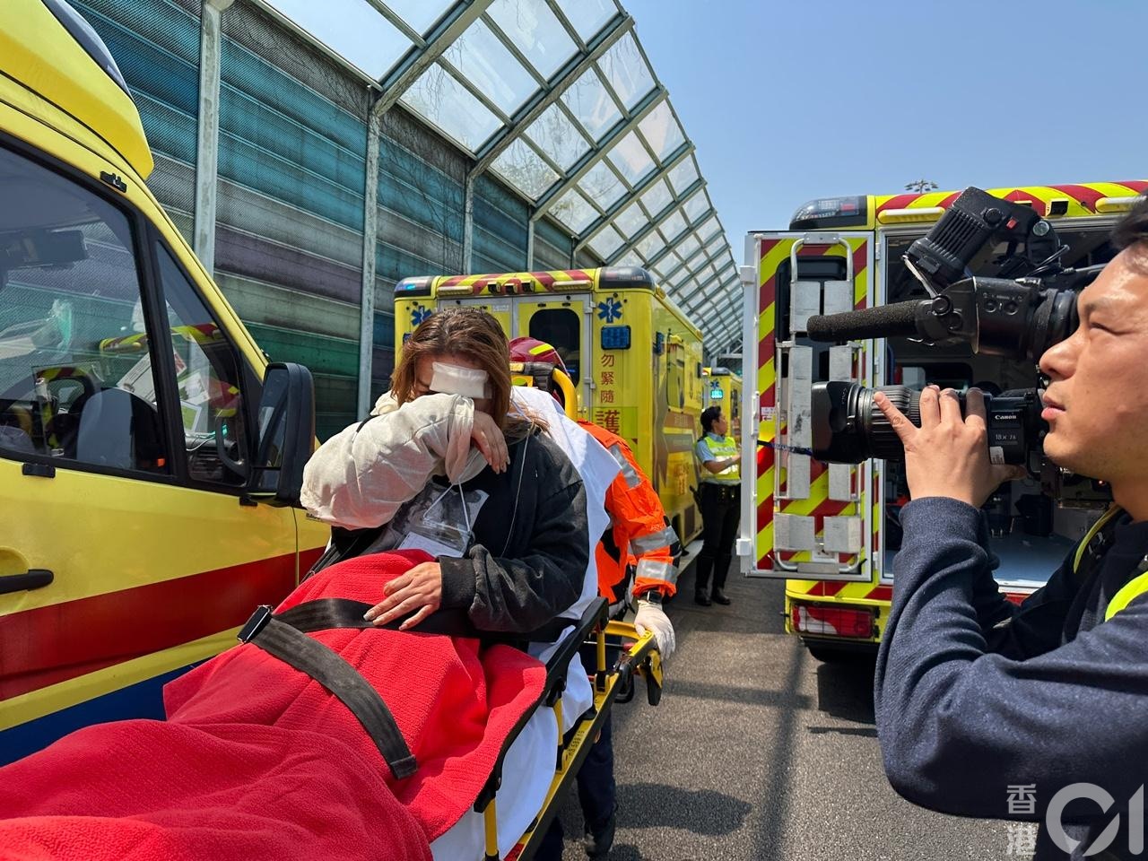 現場消息指，這是車長今日第二轉車。45歲男司機面部受傷，被送往那打素醫院。連同司機共6女5男（29至71歲）分送北區醫院及那打素醫院，全部輕傷。（羅敏妍攝）