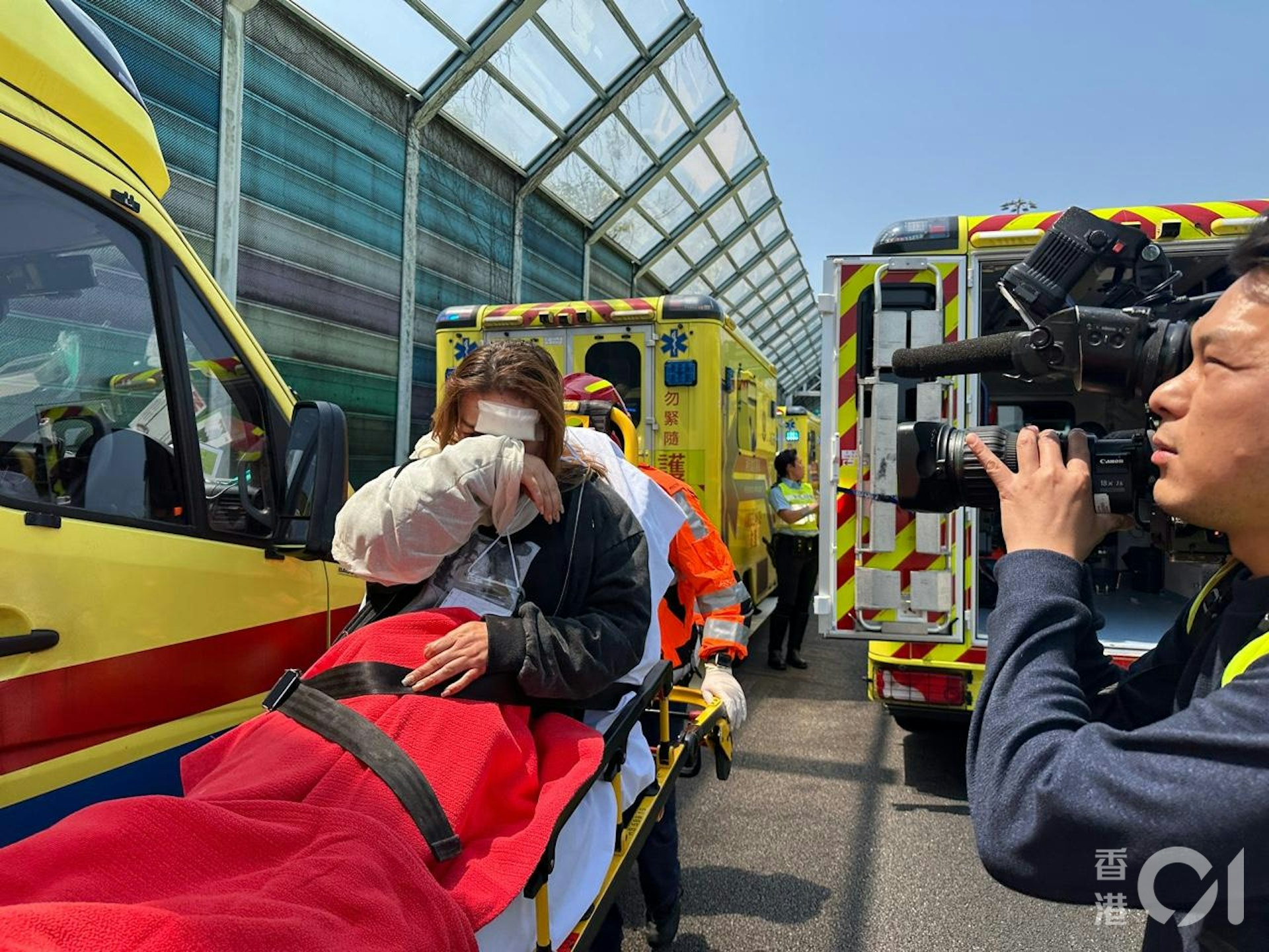 現場消息指,這是車長今日第二轉車。45歲男司機面部受傷,被送往那打素醫院。連同司機共6女5男(29至71歲)分送北區醫院及那打素醫院,全部輕傷。(羅敏妍攝)