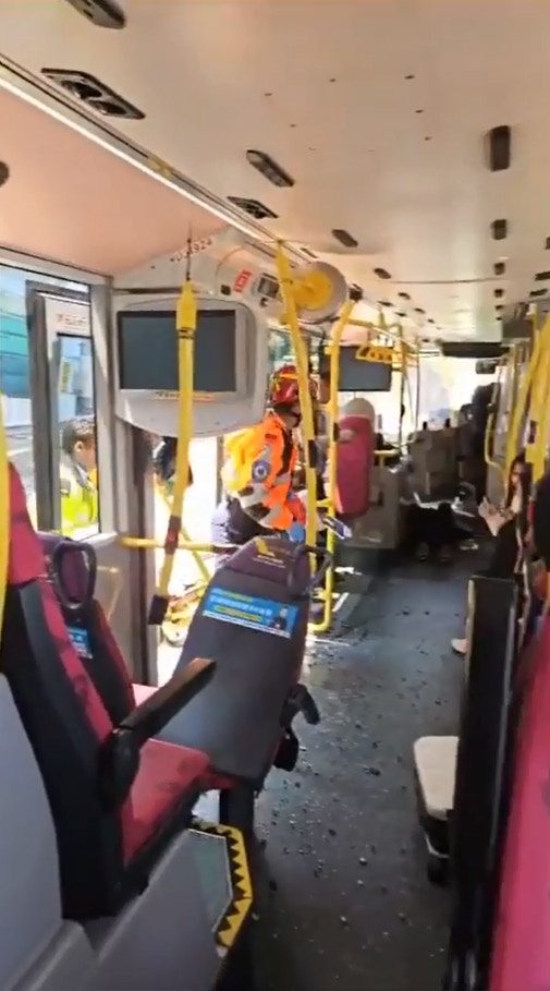 巴士車頭損毀嚴重，一片狼藉，下層左前方的關愛座椅背亦損毀向前傾斜，其中一名傷者倒臥在前方地上。