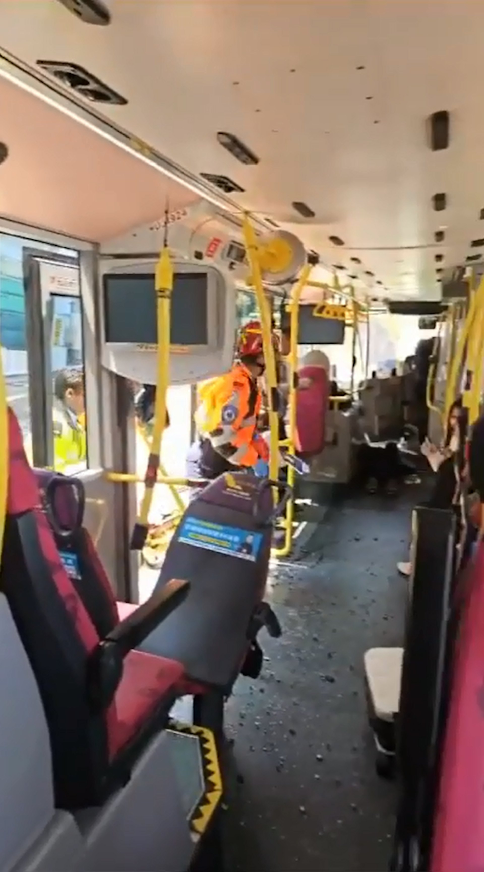 巴士車頭損毀嚴重,一片狼藉,下層左前方的關愛座椅背亦損毀向前傾斜,其中一名傷者倒臥在前方地上。