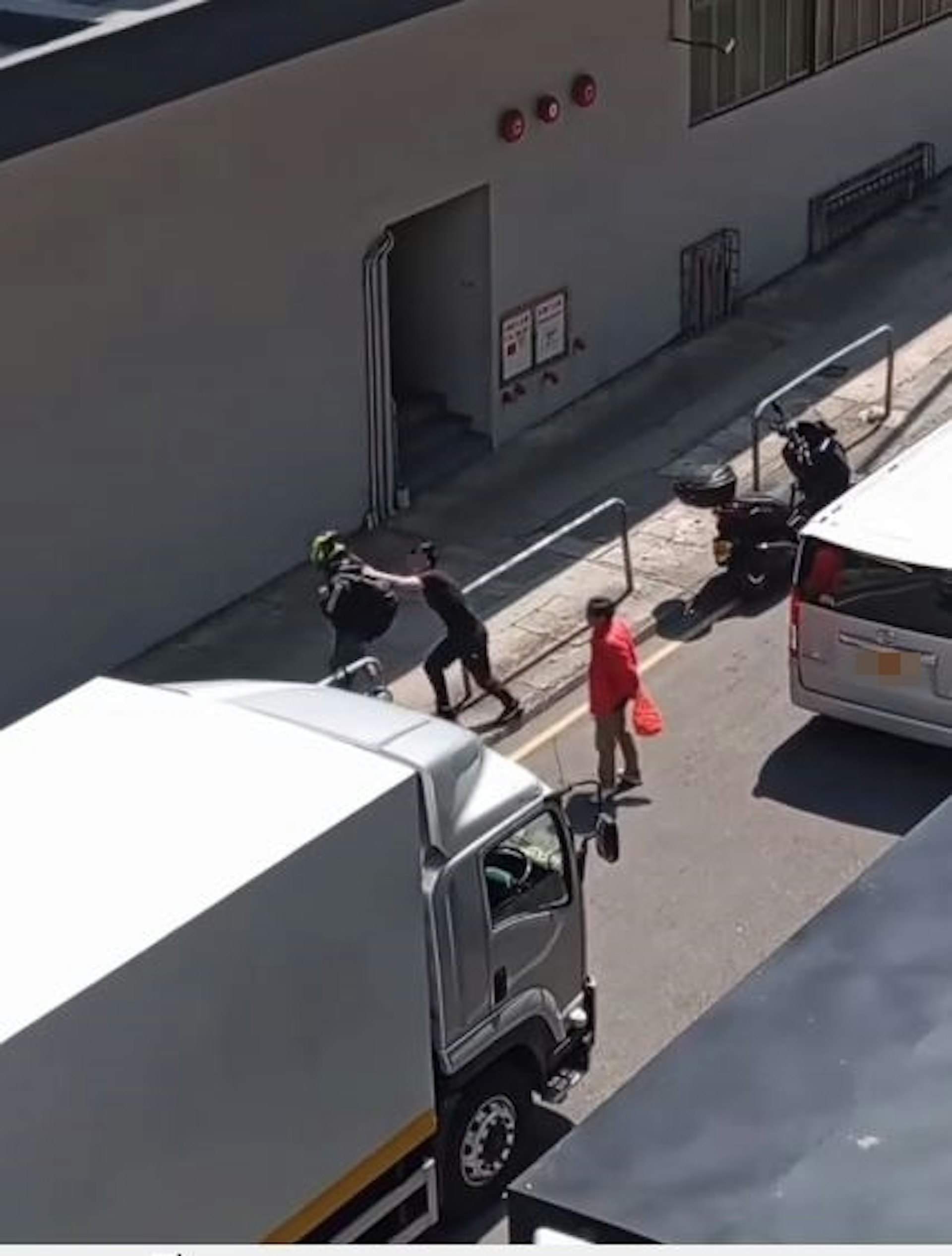 屯門青楊街一名鐵騎士及一名貨van司機在街頭打鬥。(網上影片截圖) 屯門青楊街一名鐵騎士及一名貨van司機在街頭打鬥。(網上影片截圖)