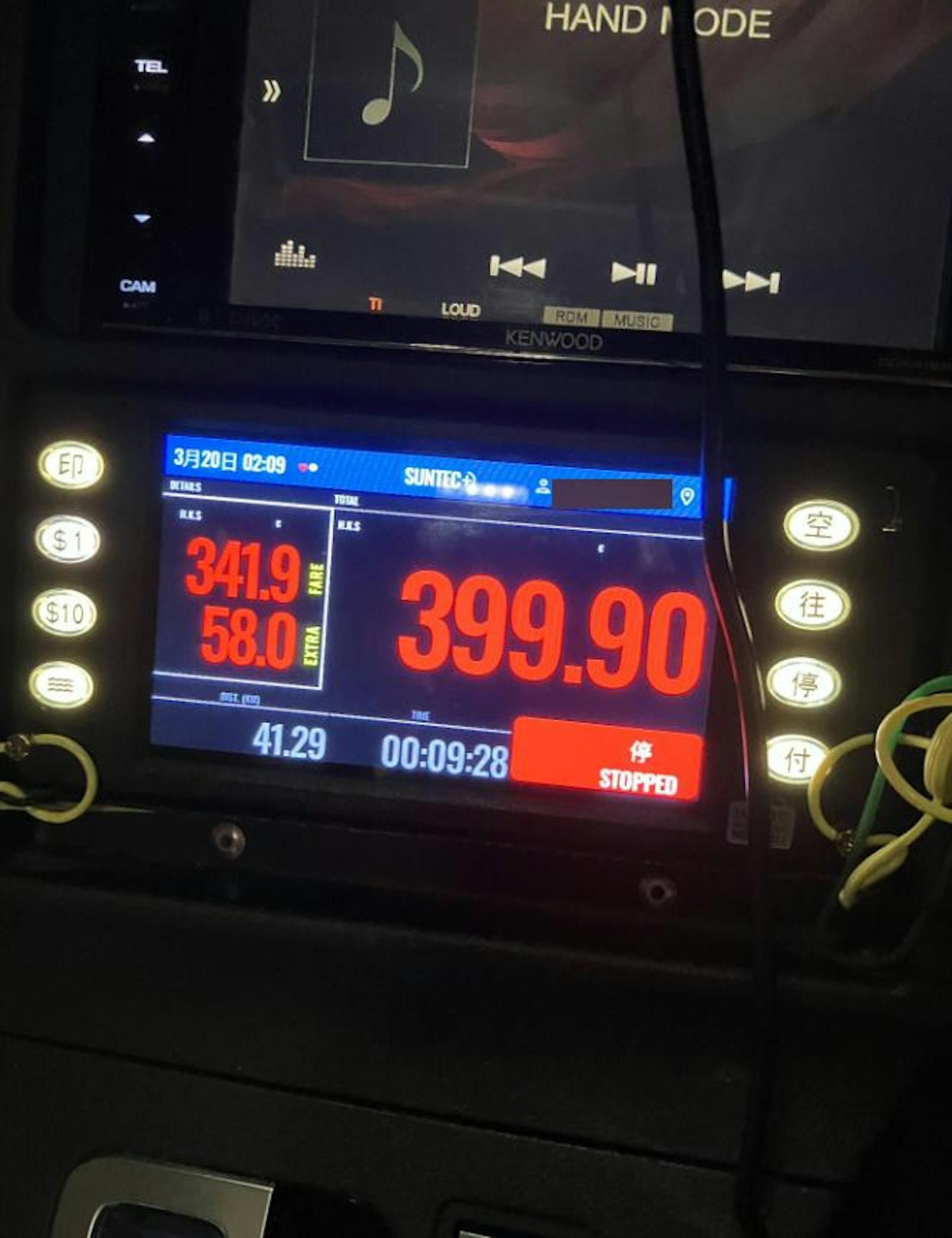 車資顯示為399.9元,樓主想收400元,乘客初時拒絕,原來是想給更多做貼士。(Threads圖片) 車資顯示為399.9元,樓主想收400元,乘客初時拒絕,原來是想給更多做貼士。(Threads圖片)