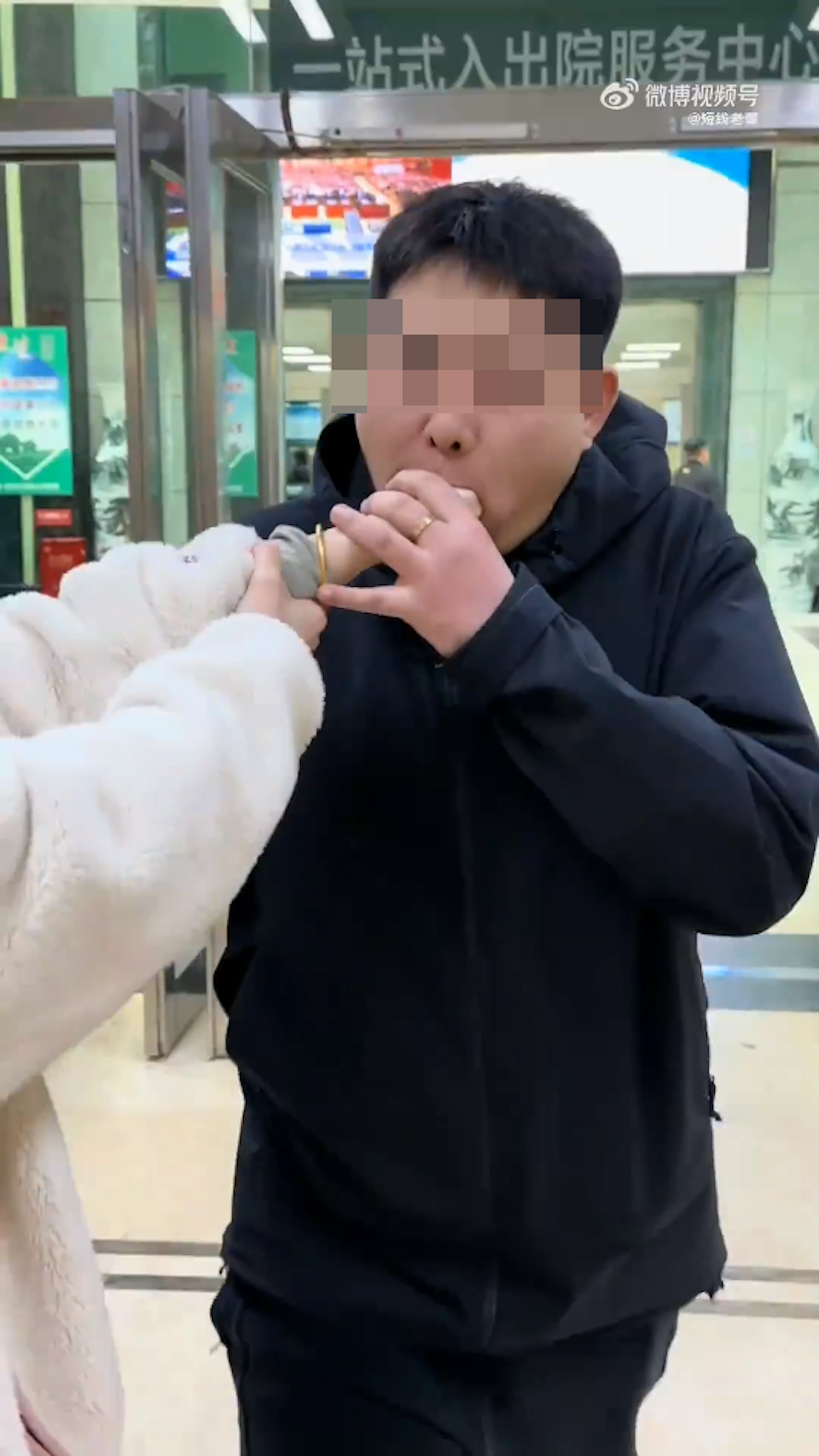 女子手放入男子口中,無法拔出。(影片截圖) 女子手放入男子口中,無法拔出。(影片截圖)