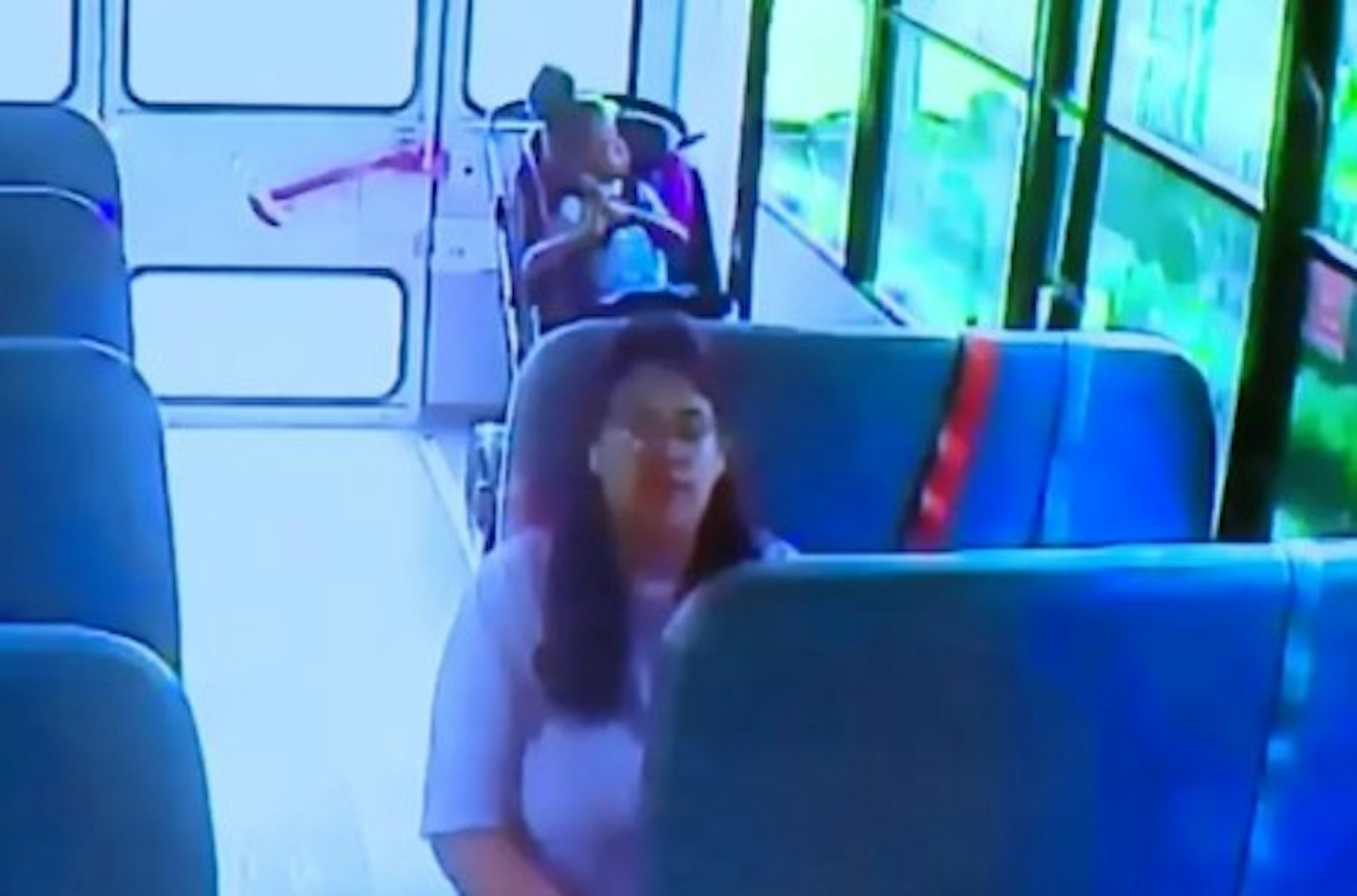 美國1名患罕見病女童搭乘校巴,被輪椅安全帶勒頸致窒息,校車助理只顧看電話未察覺意外終喪命。(網上圖片) 美國1名患罕見病女童搭乘校巴,被輪椅安全帶勒頸致窒息,校車助理只顧看電話未察覺意外終喪命。(網上圖片)