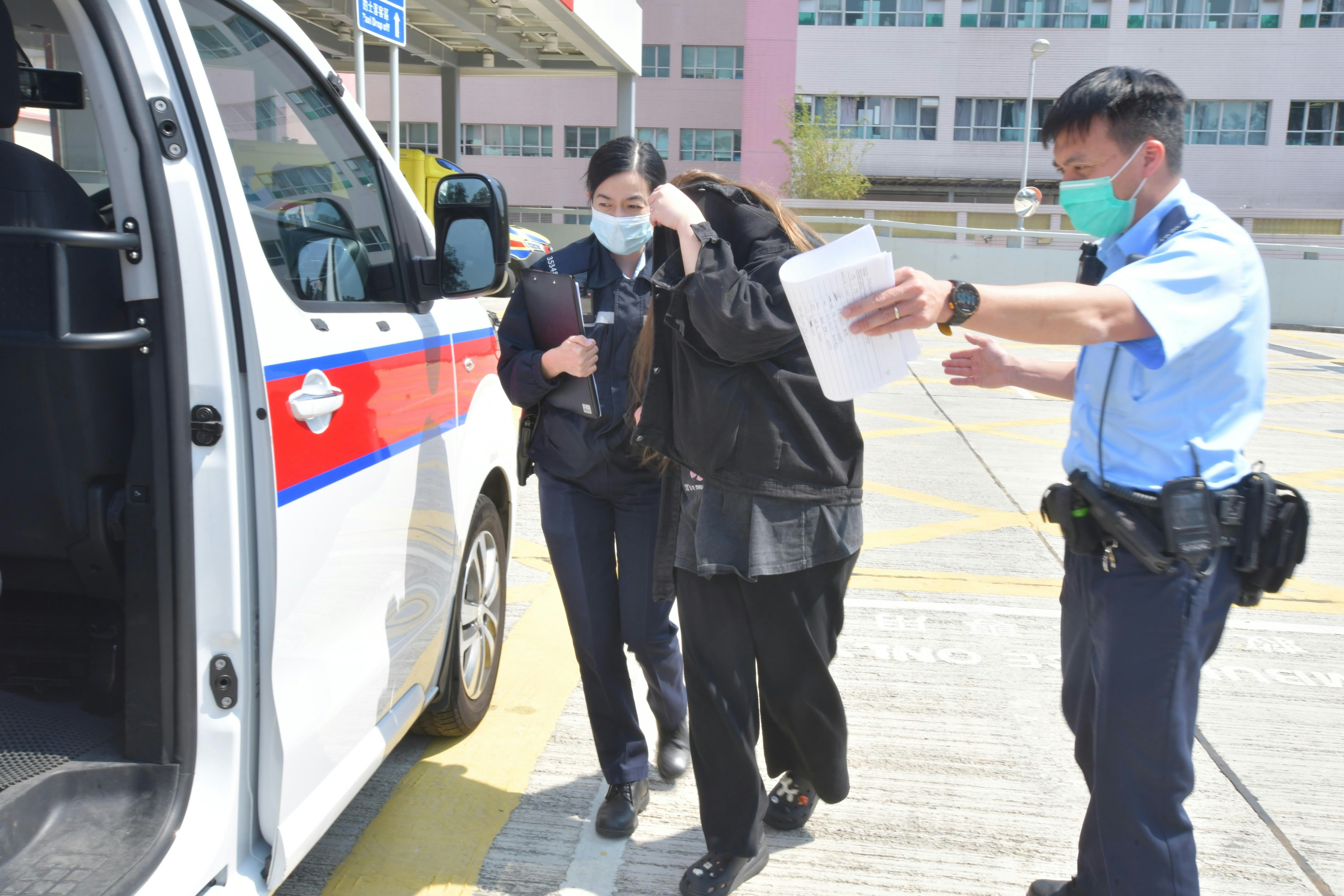 男童的母親被帶返警署。（翁鈺輝攝）
