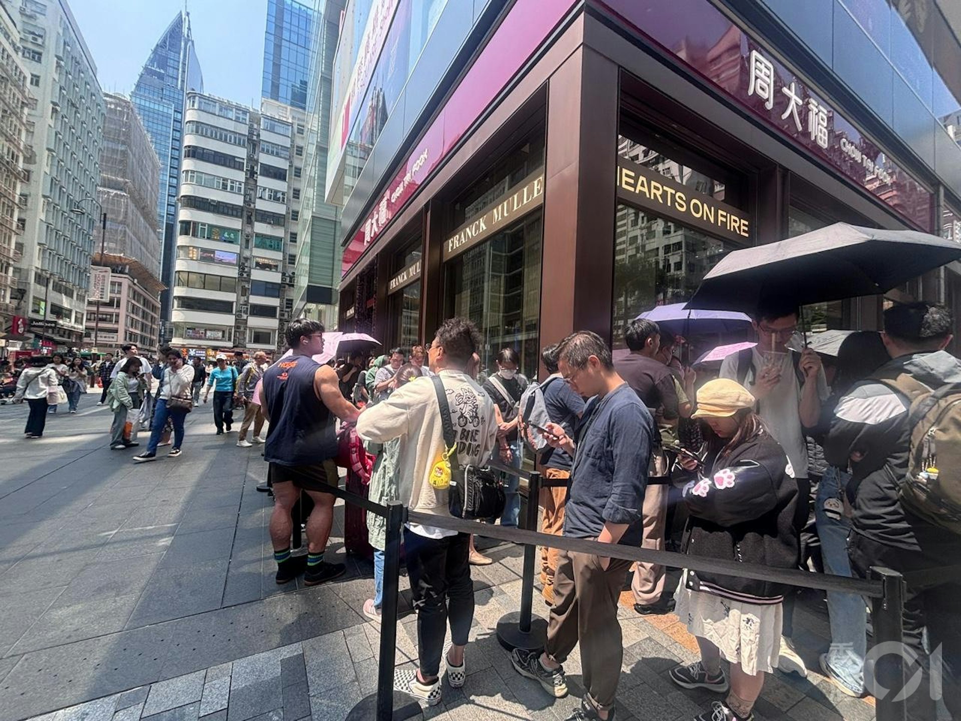 周大福今早10時半於尖沙咀國際廣場售賣第一批與Chiikawa聯名的黃金產品 ,下午12時到,店舖外約有150人排隊。(林子慰攝) 周大福今早10時半於尖沙咀國際廣場售賣第一批與Chiikawa聯名的黃金產品 ,下午12時到,店舖外約有150人排隊。(林子慰攝)