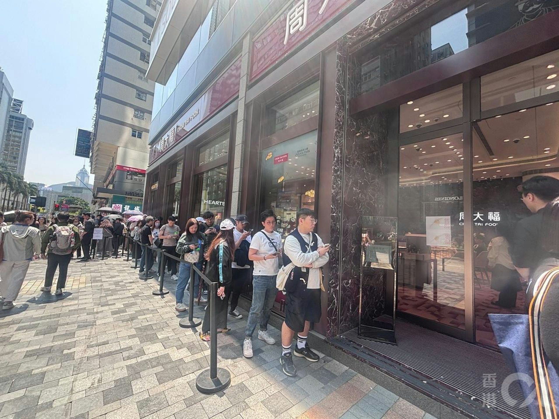 周大福今早10時半於尖沙咀國際廣場售賣第一批與Chiikawa聯名的黃金產品 ,下午12時到,店舖外約有150人排隊。(林子慰攝) 周大福今早10時半於尖沙咀國際廣場售賣第一批與Chiikawa聯名的黃金產品 ,下午12時到,店舖外約有150人排隊。(林子慰攝)