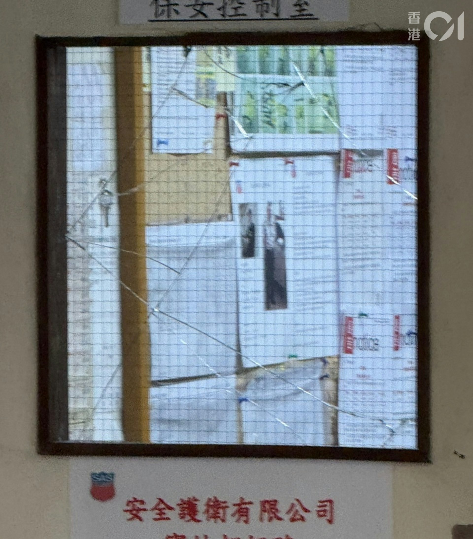 涉事木門上的玻璃破裂。(戴慧豐攝)