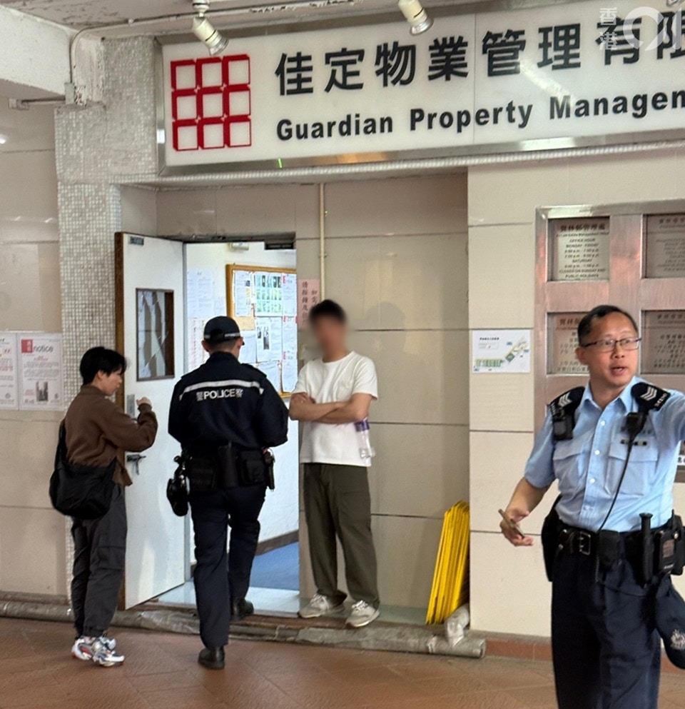 男司機在場協助調查。（戴慧豐攝）