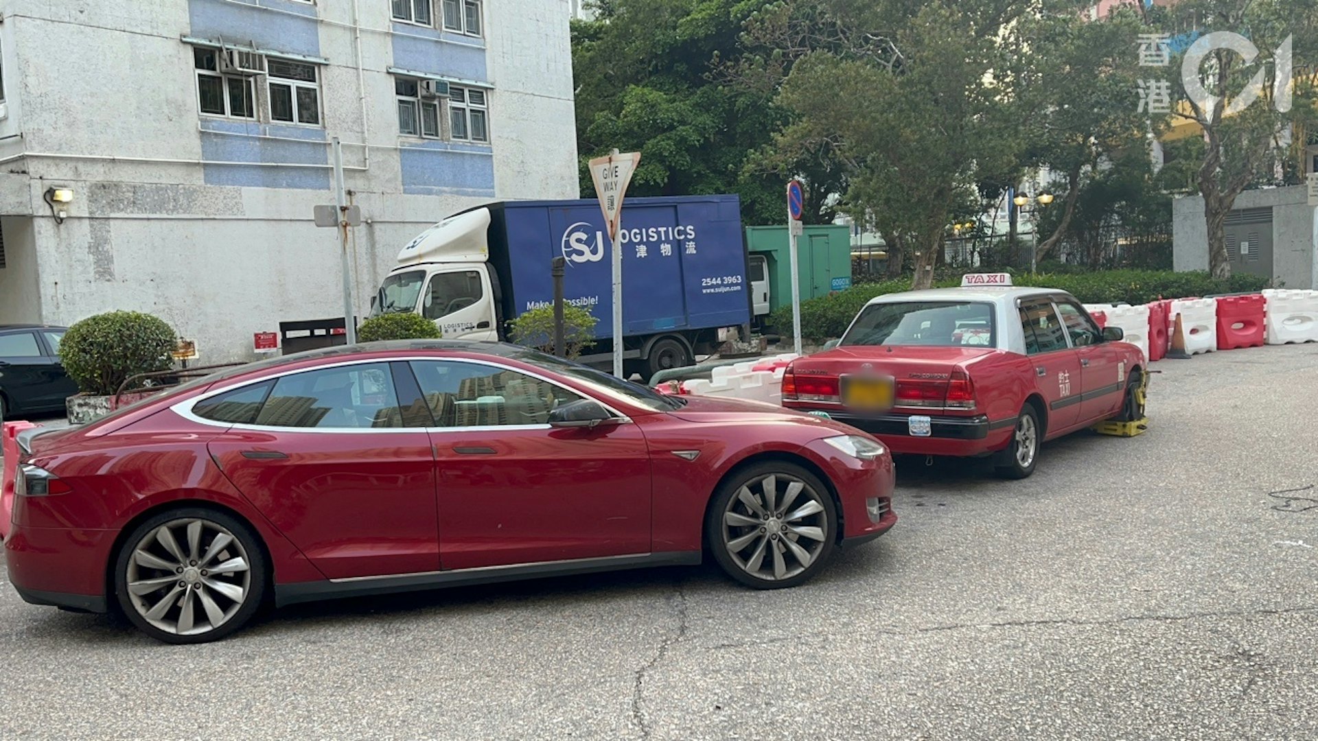 男司機將其TESLA私家車,泊在迴旋處5分鐘後,迅速被保安鎖車。(戴慧豐攝)