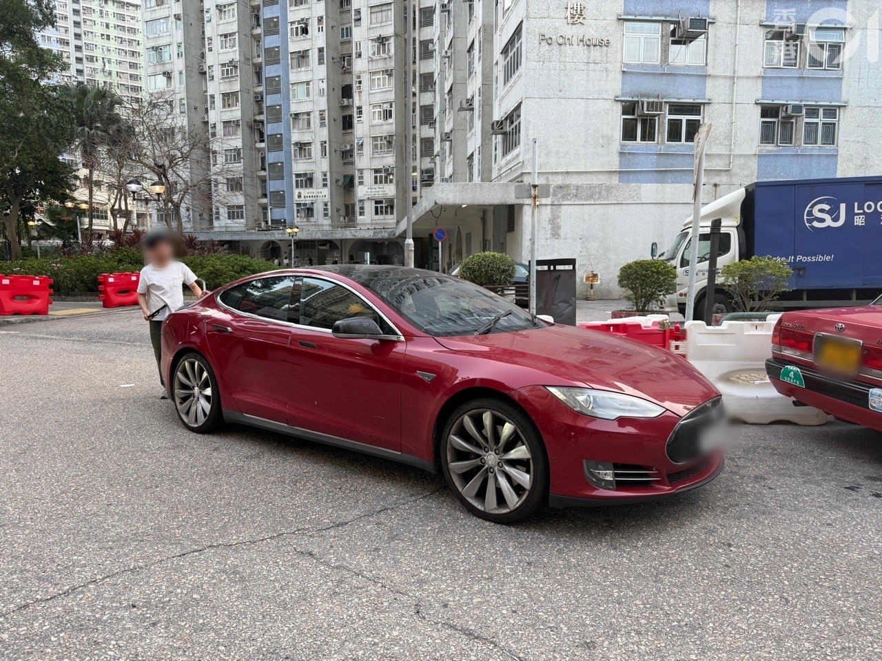 男司機賠償玻璃修理費及開鎖費後，駕車離去。（戴慧豐攝）