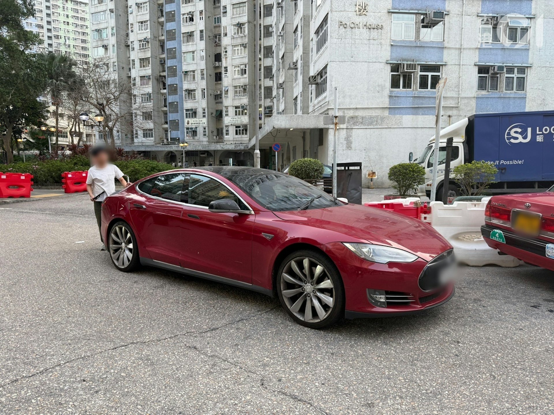 男司機賠償玻璃修理費及開鎖費後,駕車離去。(戴慧豐攝)