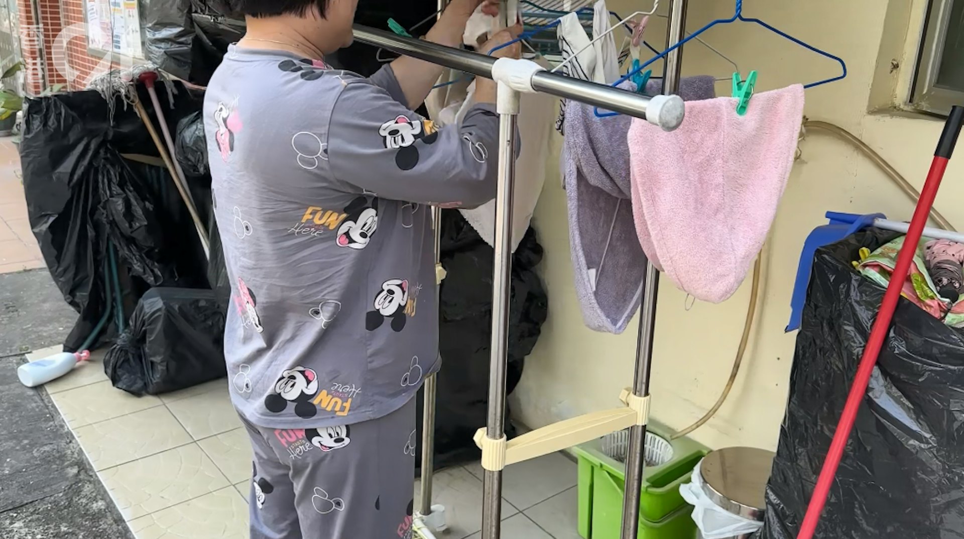 姓鄭女村民表示,她已在此居住10年,偷內衣褲事件時有發生。(黃學潤攝) 姓鄭女村民表示,她已在此居住10年,偷內衣褲事件時有發生。(黃學潤攝)