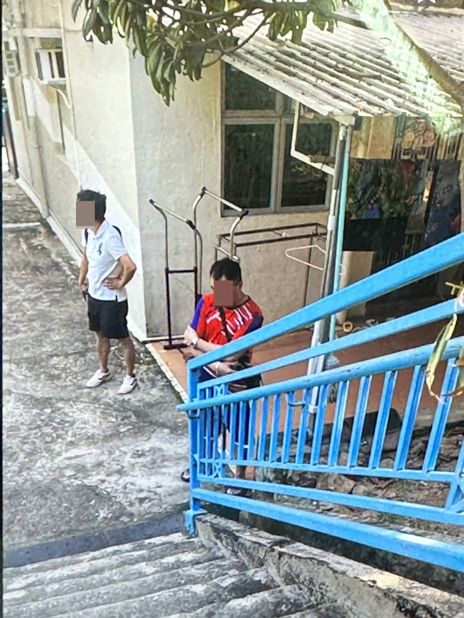 目擊者何生(白衣)表示,今早發現一名男子(紅衣)盜走鄰居的胸罩及內褲,於是將其喝停並報警。(街坊提供圖片) 目擊者何生(白衣)表示,今早發現一名男子(紅衣)盜走鄰居的胸罩及內褲,於是將其喝停並報警。(街坊提供圖片)