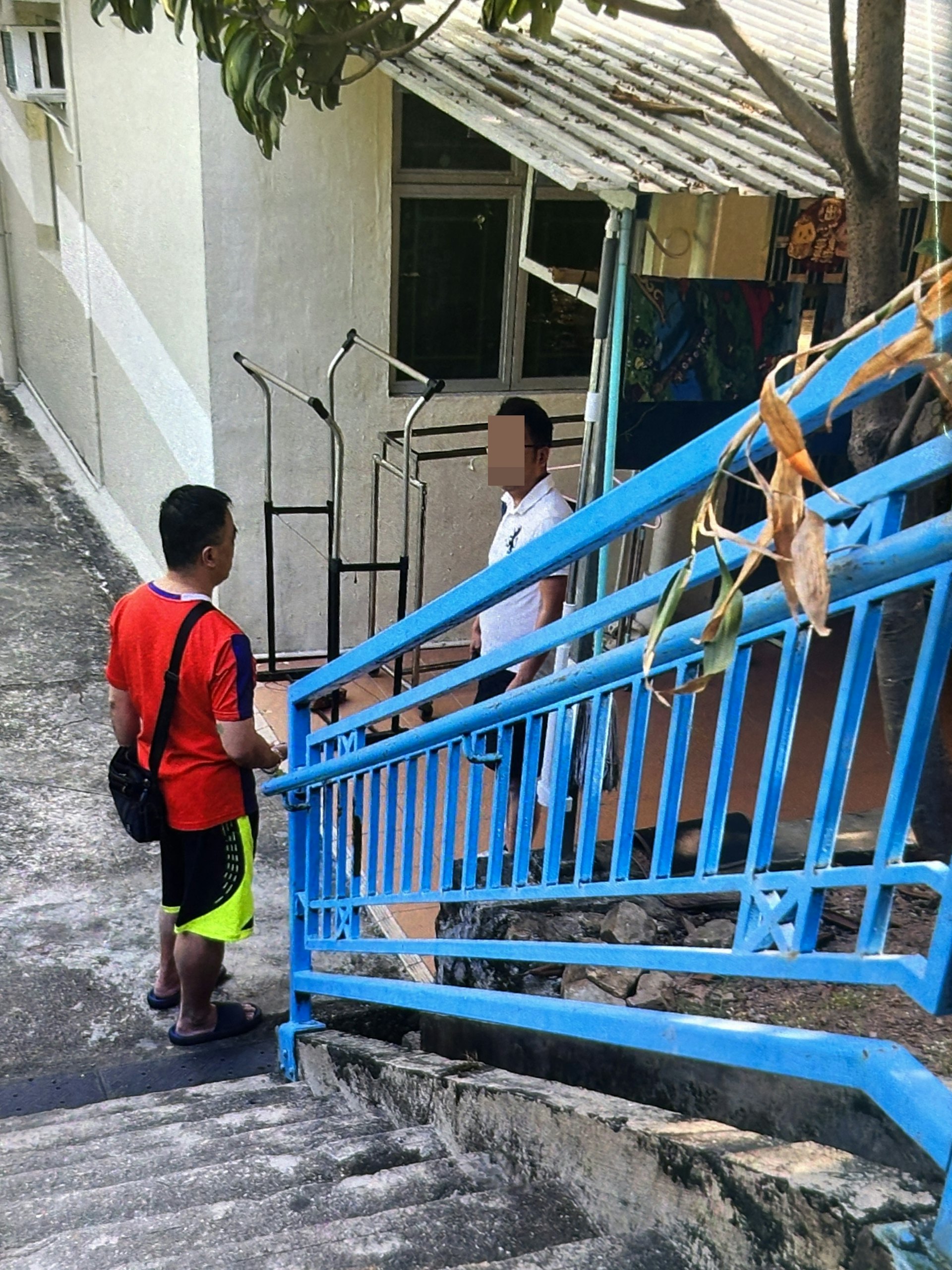 目擊者何生(白衣)表示,今早發現一名男子(紅衣)盜走鄰居的胸罩及內褲,於是將其喝停並報警。(街坊提供圖片) 目擊者何生(白衣)表示,今早發現一名男子(紅衣)盜走鄰居的胸罩及內褲,於是將其喝停並報警。(街坊提供圖片)